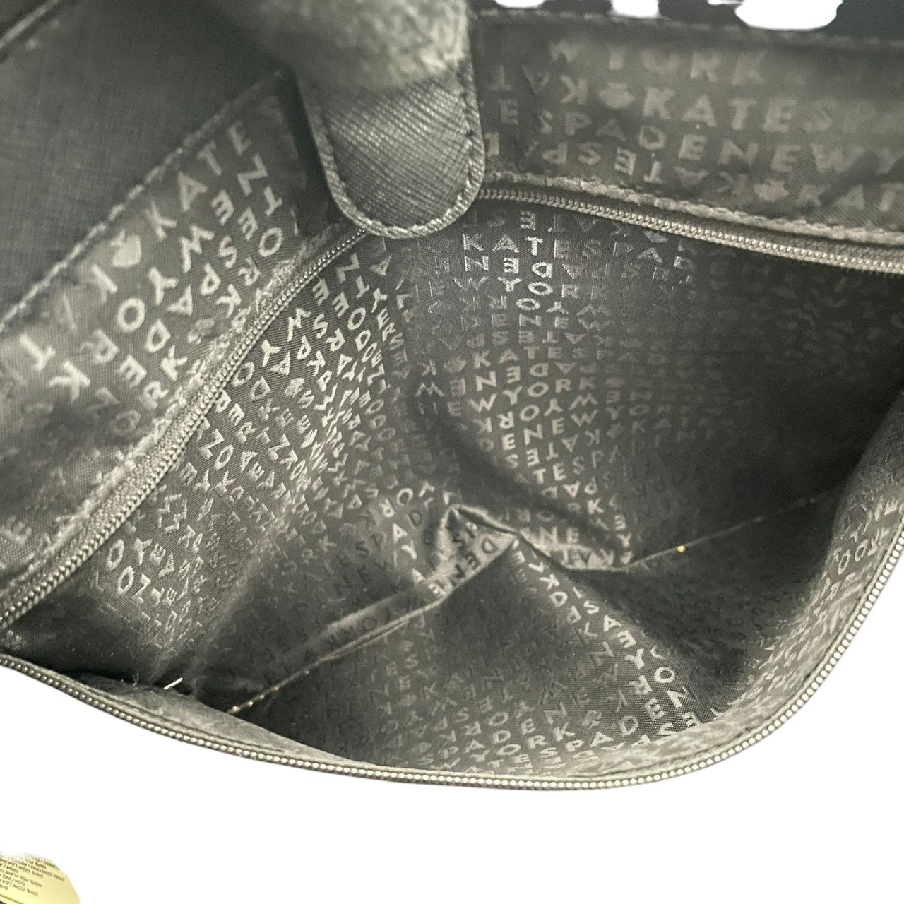美品 ケイトスペード kate spade NEW YORK トートバッグ サフィアーノレザー ブラック 黒 ゴールド金具 2way 大容量 A4収納 レディース 通勤 普段使い シンプル 上品 ハンドバッグ 斜めがけ s94