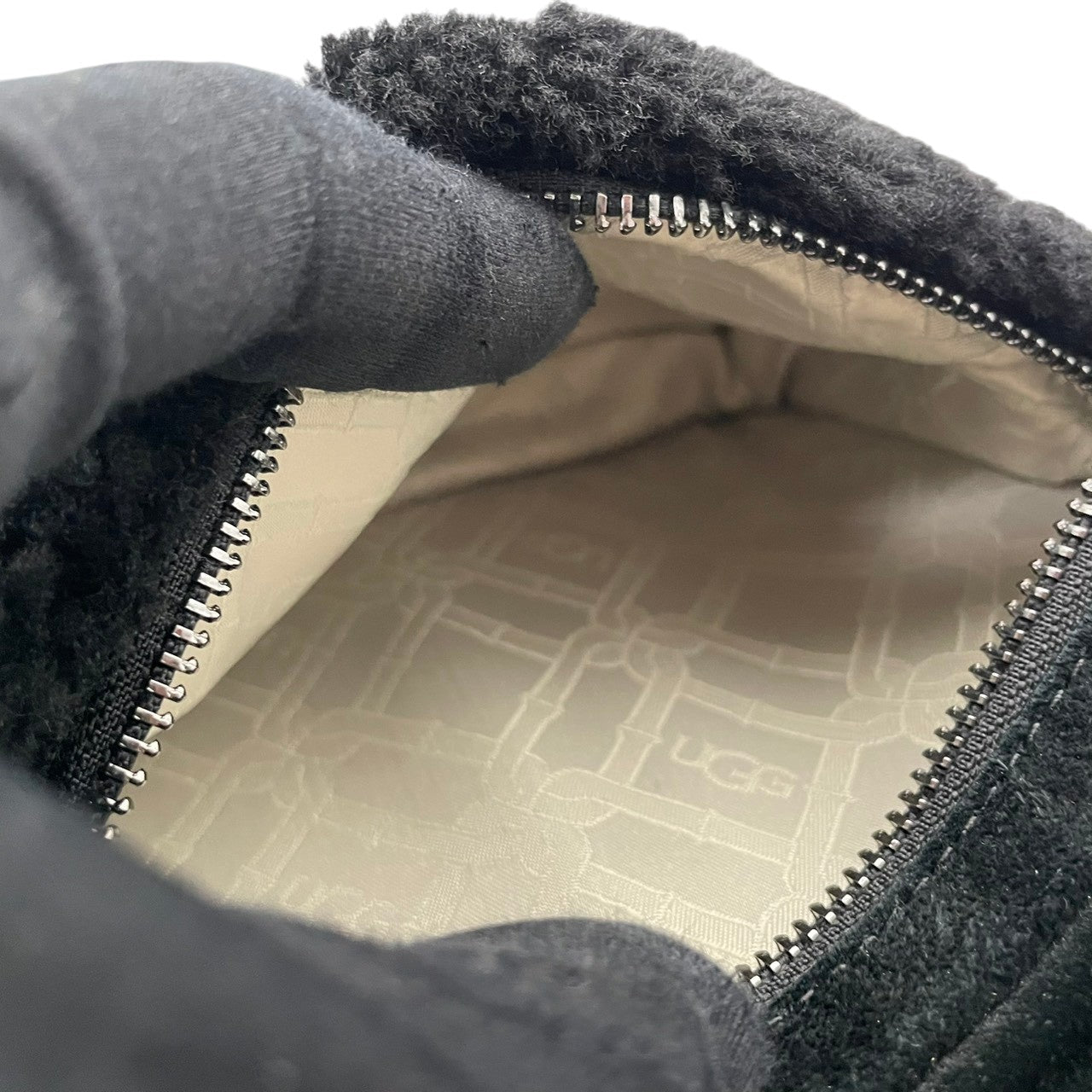 美品 UGG アグ Dannie II ダニー ミニリュック デイパック シェルパ スエード ロゴ刺繍 ブラック 黒 レディース 小さめ 軽量 カジュアル デイリー 旅行 冬 ボアバッグ ふわふわ もこもこ s12