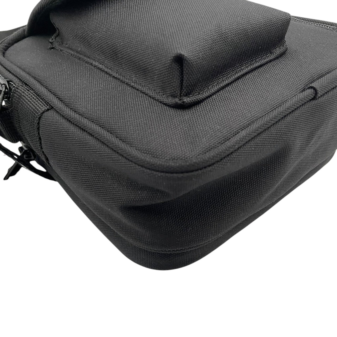 美品 Carhartt WIP カーハート Essentials Bag Small ショルダーバッグ ナイロン ブラック 黒 ユニセックス コンパクト 軽量 カジュアル ストリート デイリー 通勤 お出かけ ミニバッグ 人気 定番 s12