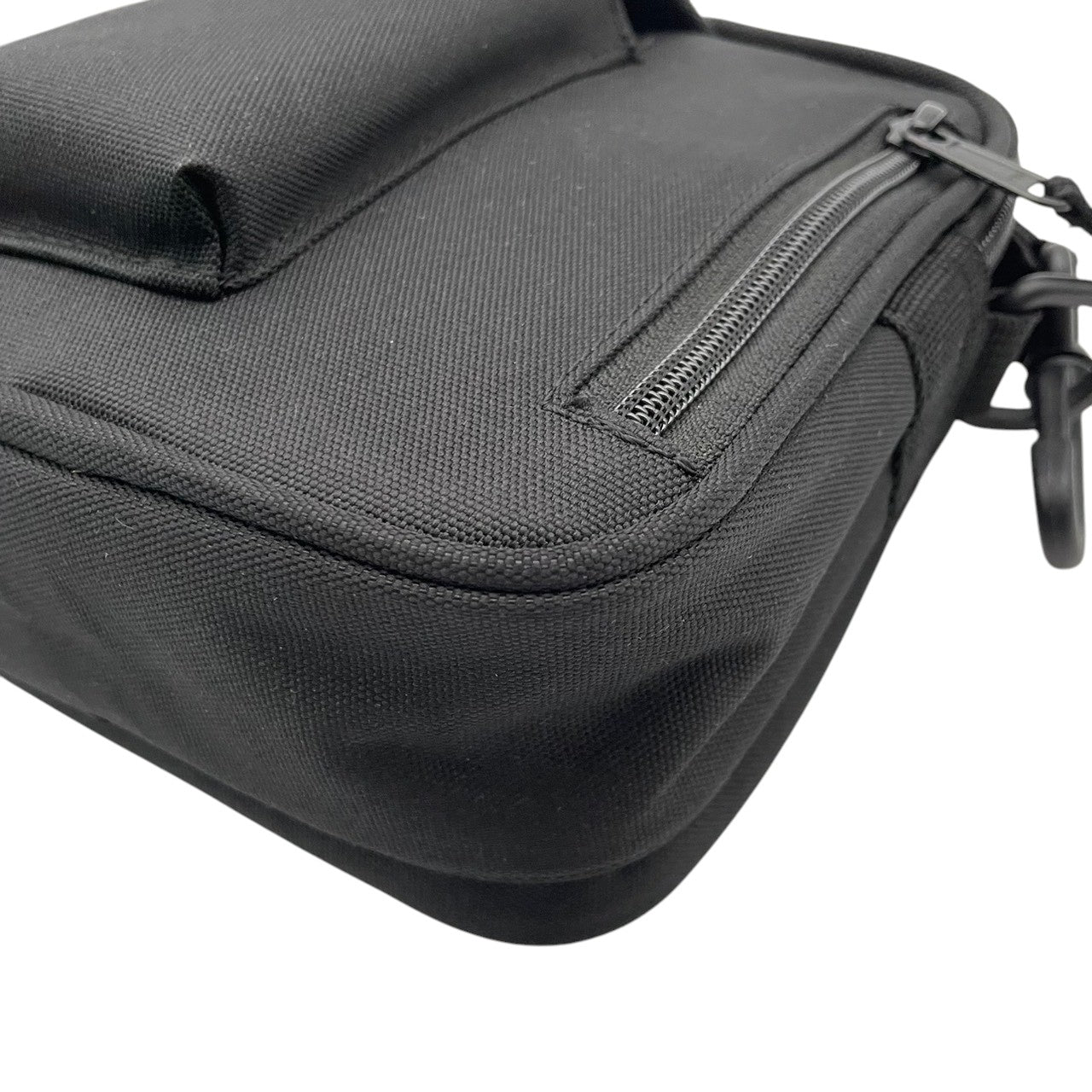 美品 Carhartt WIP カーハート Essentials Bag Small ショルダーバッグ ナイロン ブラック 黒 ユニセックス コンパクト 軽量 カジュアル ストリート デイリー 通勤 お出かけ ミニバッグ 人気 定番 s12