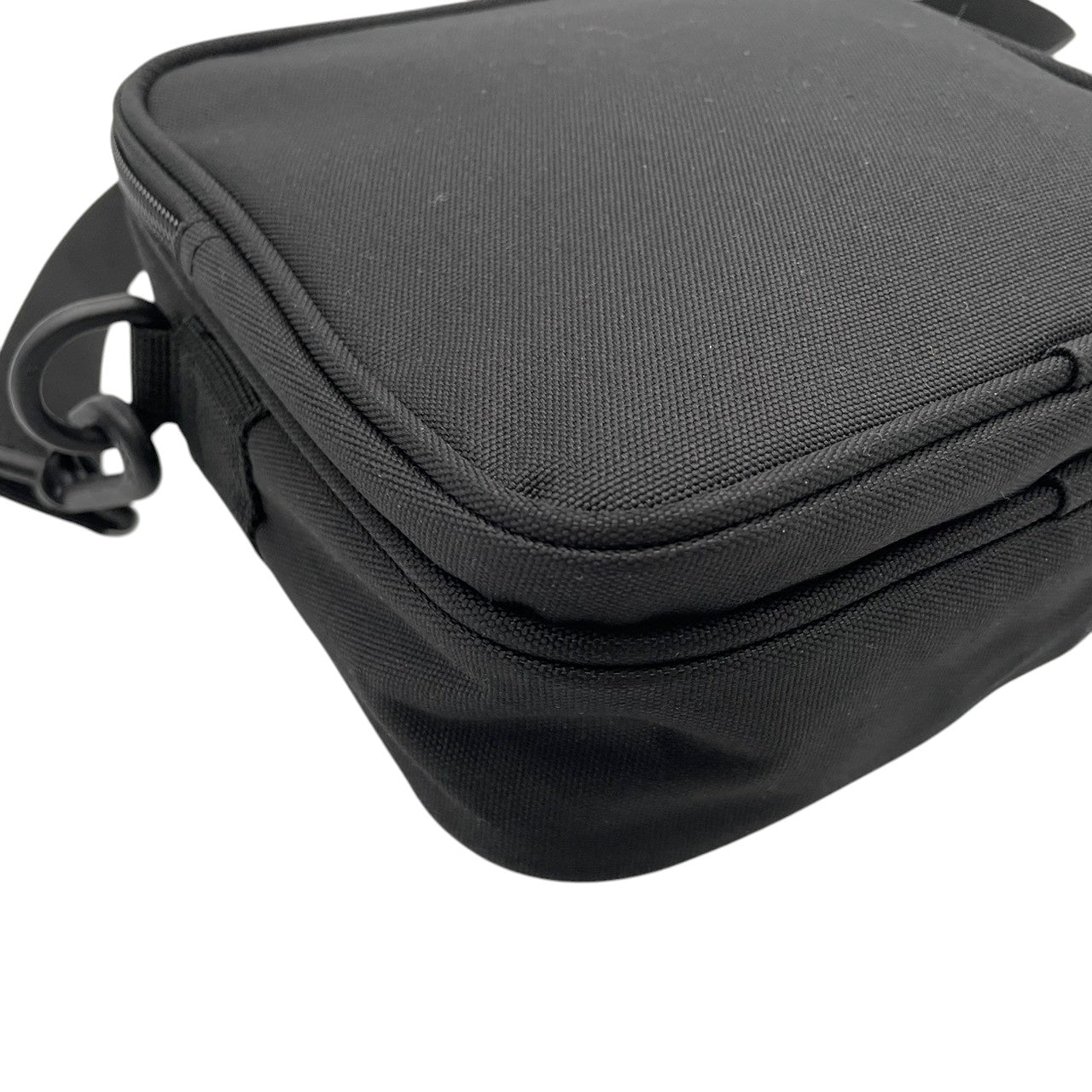 美品 Carhartt WIP カーハート Essentials Bag Small ショルダーバッグ ナイロン ブラック 黒 ユニセックス コンパクト 軽量 カジュアル ストリート デイリー 通勤 お出かけ ミニバッグ 人気 定番 s12