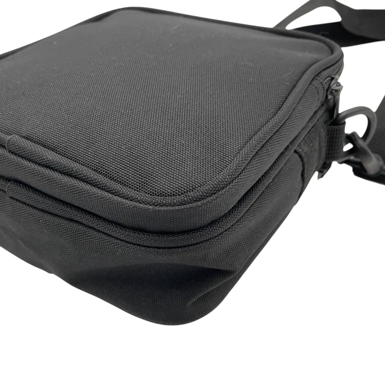 美品 Carhartt WIP カーハート Essentials Bag Small ショルダーバッグ ナイロン ブラック 黒 ユニセックス コンパクト 軽量 カジュアル ストリート デイリー 通勤 お出かけ ミニバッグ 人気 定番 s12