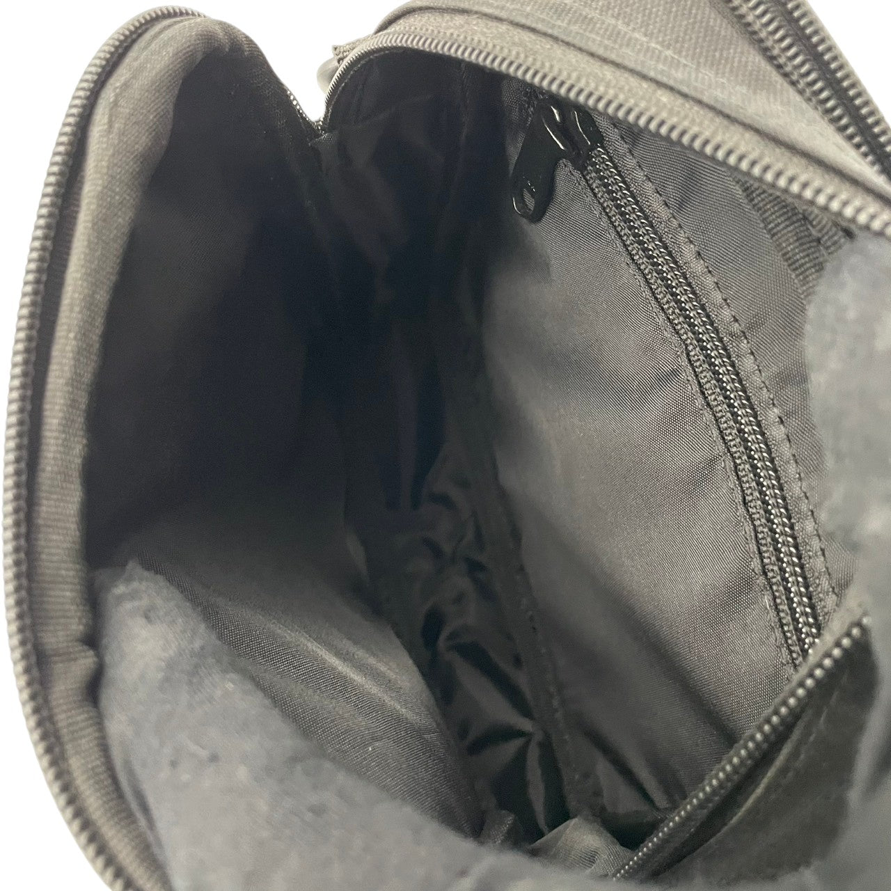 美品 Carhartt WIP カーハート Essentials Bag Small ショルダーバッグ ナイロン ブラック 黒 ユニセックス コンパクト 軽量 カジュアル ストリート デイリー 通勤 お出かけ ミニバッグ 人気 定番 s12