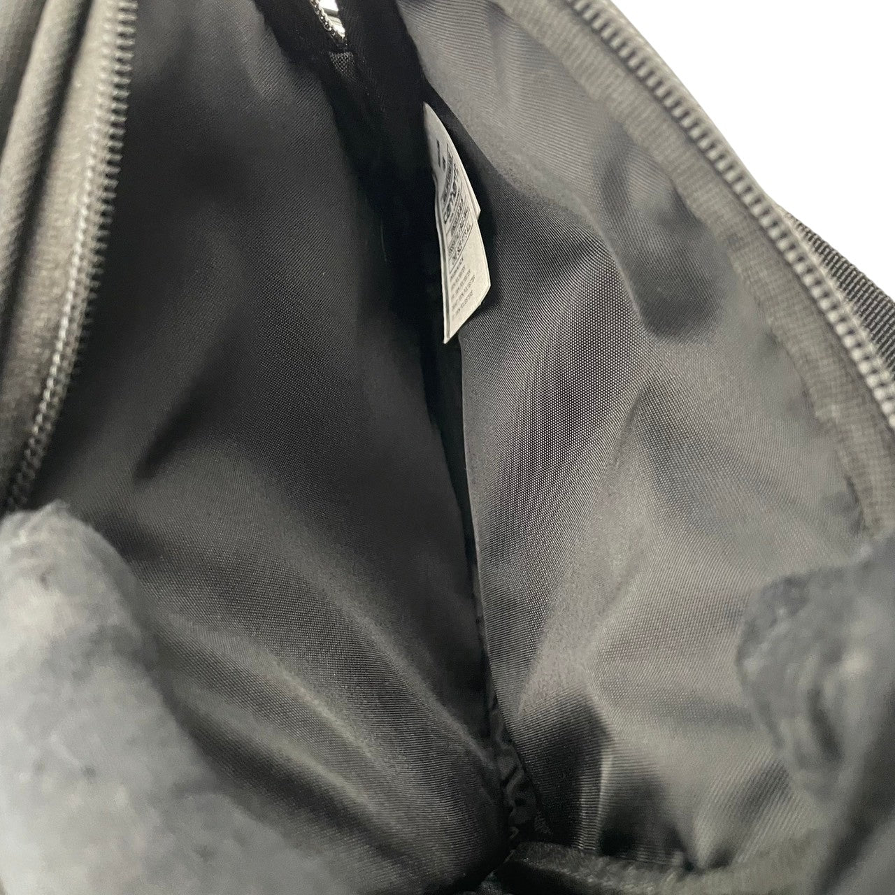 美品 Carhartt WIP カーハート Essentials Bag Small ショルダーバッグ ナイロン ブラック 黒 ユニセックス コンパクト 軽量 カジュアル ストリート デイリー 通勤 お出かけ ミニバッグ 人気 定番 s12
