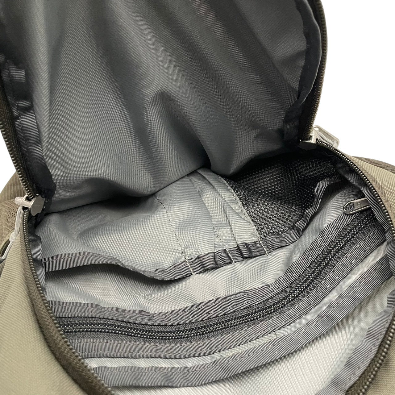 極美品 THE NORTH FACE ノースフェイス Vault ボルト リュック デイパック ナイロン カーキ オリーブ ユニセックス 大容量 27L A4収納 PC収納 通勤 通学 旅行 アウトドア FlexVent NF0A3KV9 s7