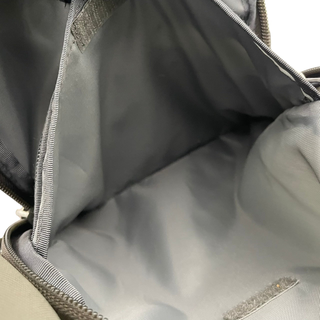 極美品 THE NORTH FACE ノースフェイス Vault ボルト リュック デイパック ナイロン カーキ オリーブ ユニセックス 大容量 27L A4収納 PC収納 通勤 通学 旅行 アウトドア FlexVent NF0A3KV9 s7