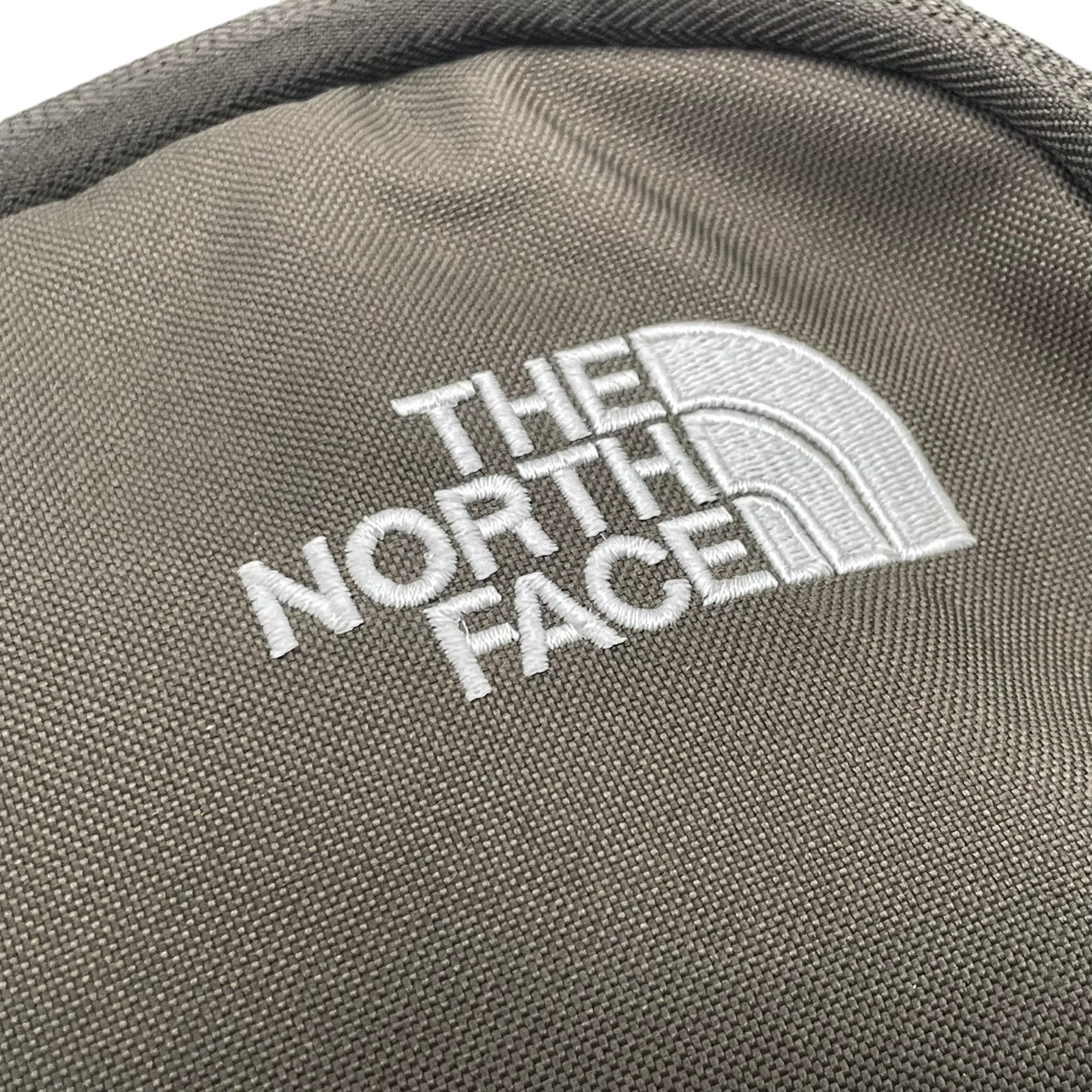 極美品 THE NORTH FACE ノースフェイス Vault ボルト リュック デイパック ナイロン カーキ オリーブ ユニセックス 大容量 27L A4収納 PC収納 通勤 通学 旅行 アウトドア FlexVent NF0A3KV9 s7