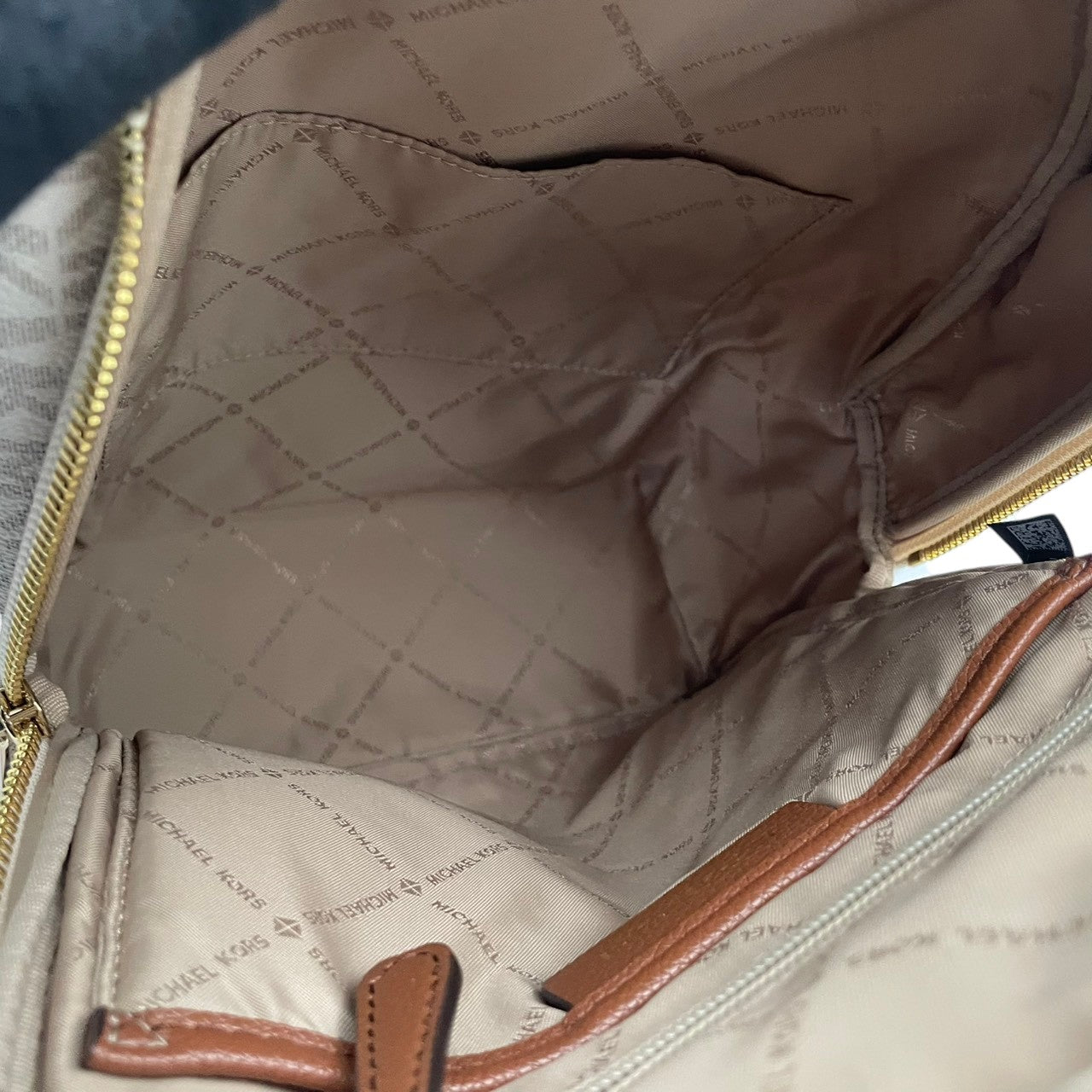 極美品 MICHAEL KORS マイケルコース Erin ミディアム リュック デイパック MKシグネチャー総柄 PVC×レザー バニラ アイボリー×ブラウン レディース ゴールド金具 上品 軽量 通勤 通学 デイリー お出かけ 人気定番 s18