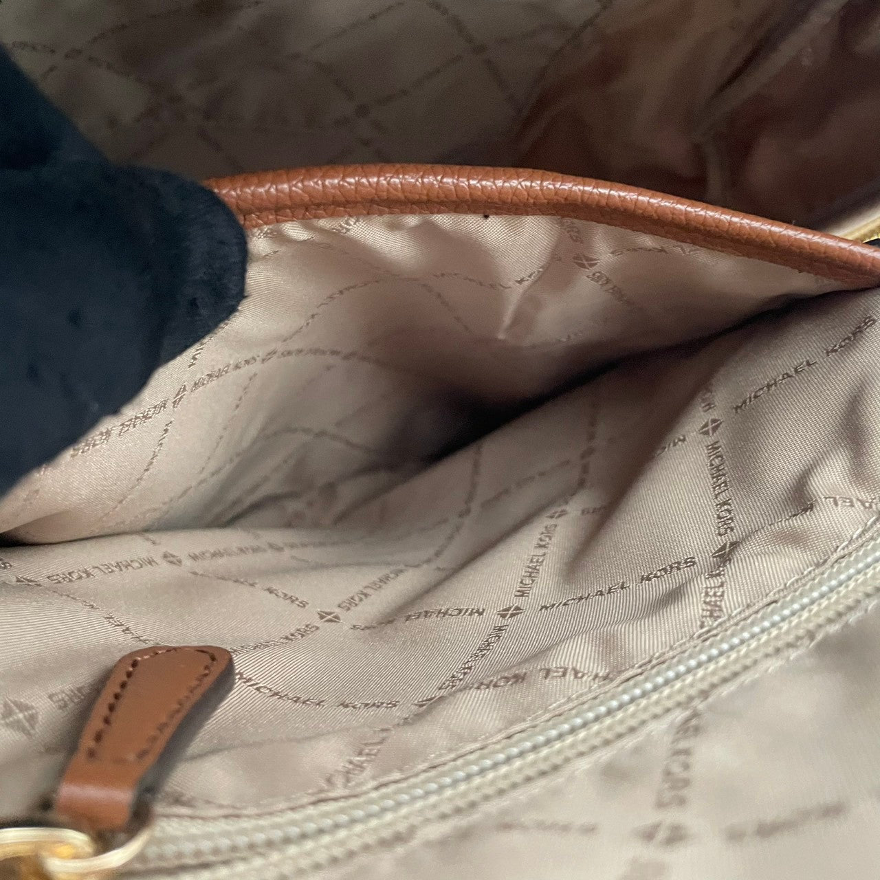 極美品 MICHAEL KORS マイケルコース Erin ミディアム リュック デイパック MKシグネチャー総柄 PVC×レザー バニラ アイボリー×ブラウン レディース ゴールド金具 上品 軽量 通勤 通学 デイリー お出かけ 人気定番 s18