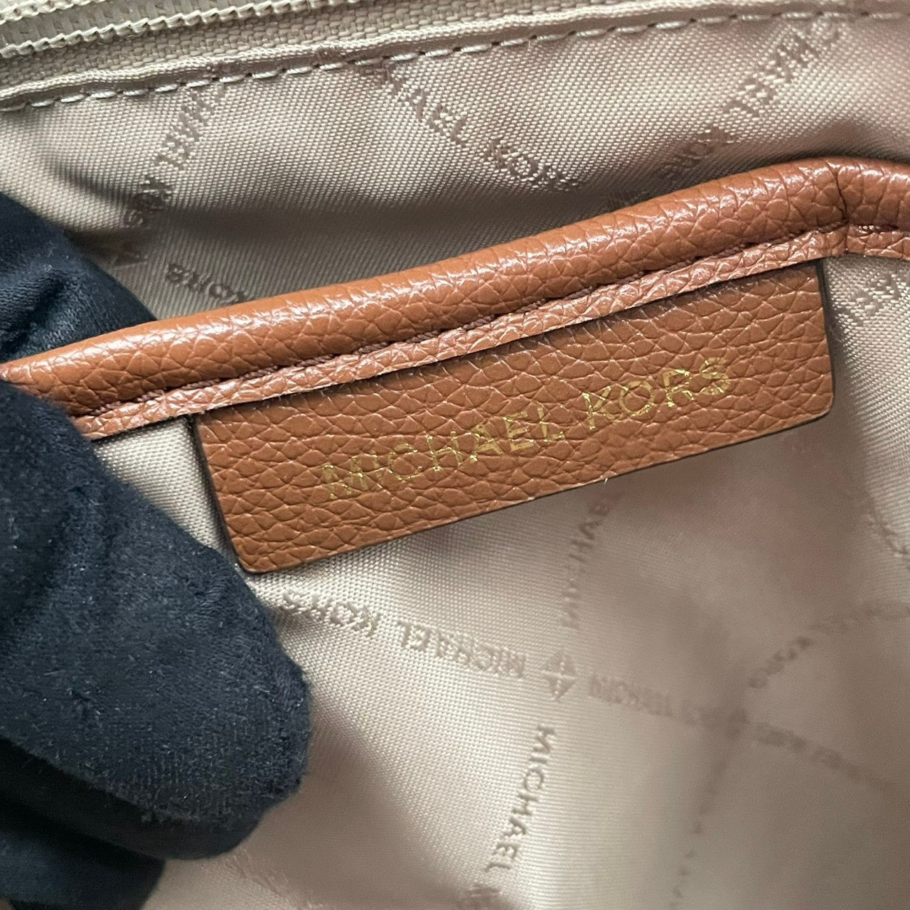 極美品 MICHAEL KORS マイケルコース Erin ミディアム リュック デイパック MKシグネチャー総柄 PVC×レザー バニラ アイボリー×ブラウン レディース ゴールド金具 上品 軽量 通勤 通学 デイリー お出かけ 人気定番 s18