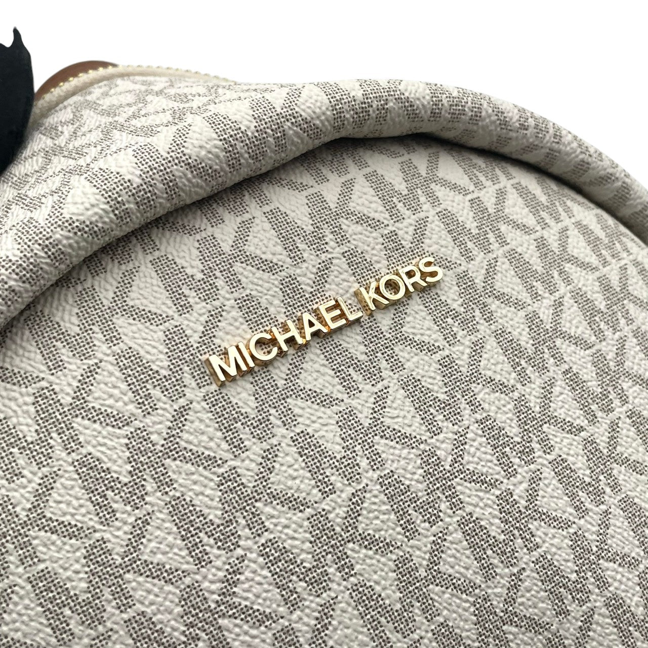 極美品 MICHAEL KORS マイケルコース Erin ミディアム リュック デイパック MKシグネチャー総柄 PVC×レザー バニラ アイボリー×ブラウン レディース ゴールド金具 上品 軽量 通勤 通学 デイリー お出かけ 人気定番 s18