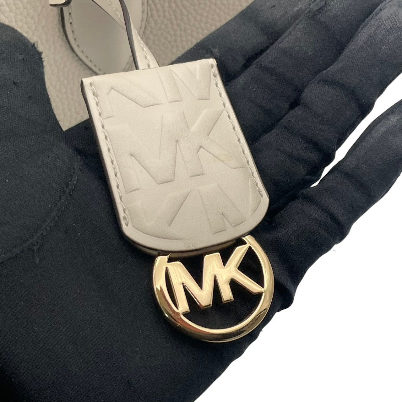 美品 MICHAEL KORS マイケルコース Mirella ラージ トートバッグ 2way レザー アイボリー ホワイト レディース ゴールド金具 エンボスロゴ MKチャーム 大容量 A4収納 通勤 上品 デイリー お出かけ s18