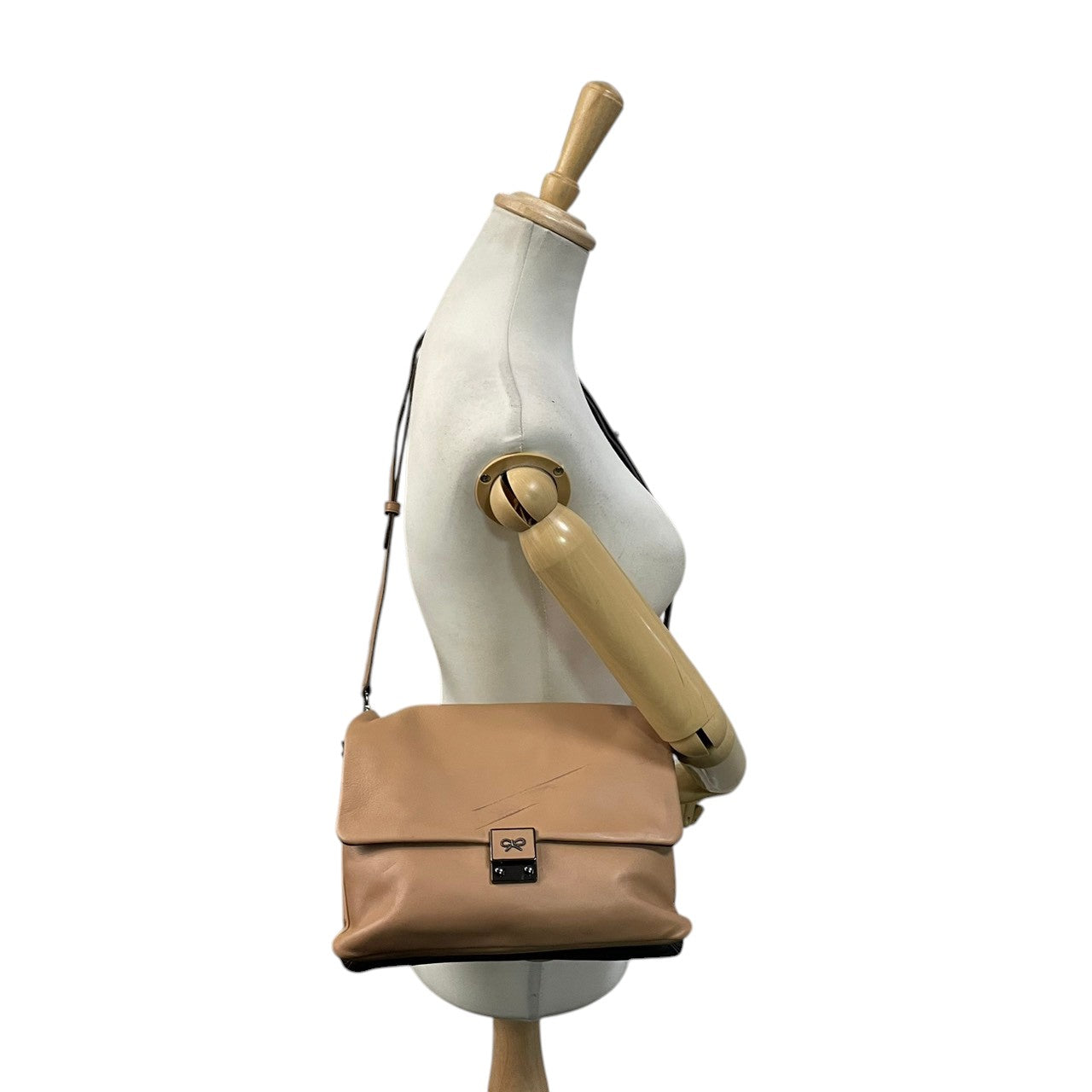 アニヤハインドマーチ ANYA HINDMARCH バッグ Carker カーカー シリーズ レザー ショルダーバッグ ハンドバッグ 手提げ 肩掛け 斜め掛け フラップ 本革 ベージュ系 ブラック バイカラー ガンメタル金具 S2