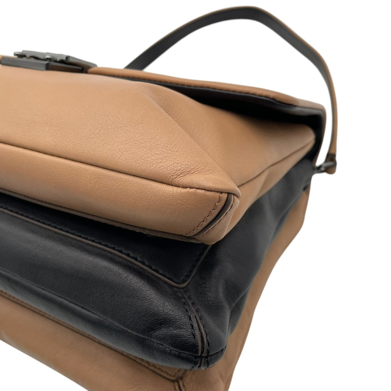アニヤハインドマーチ ANYA HINDMARCH バッグ Carker カーカー シリーズ レザー ショルダーバッグ ハンドバッグ 手提げ 肩掛け 斜め掛け フラップ 本革 ベージュ系 ブラック バイカラー ガンメタル金具 S2