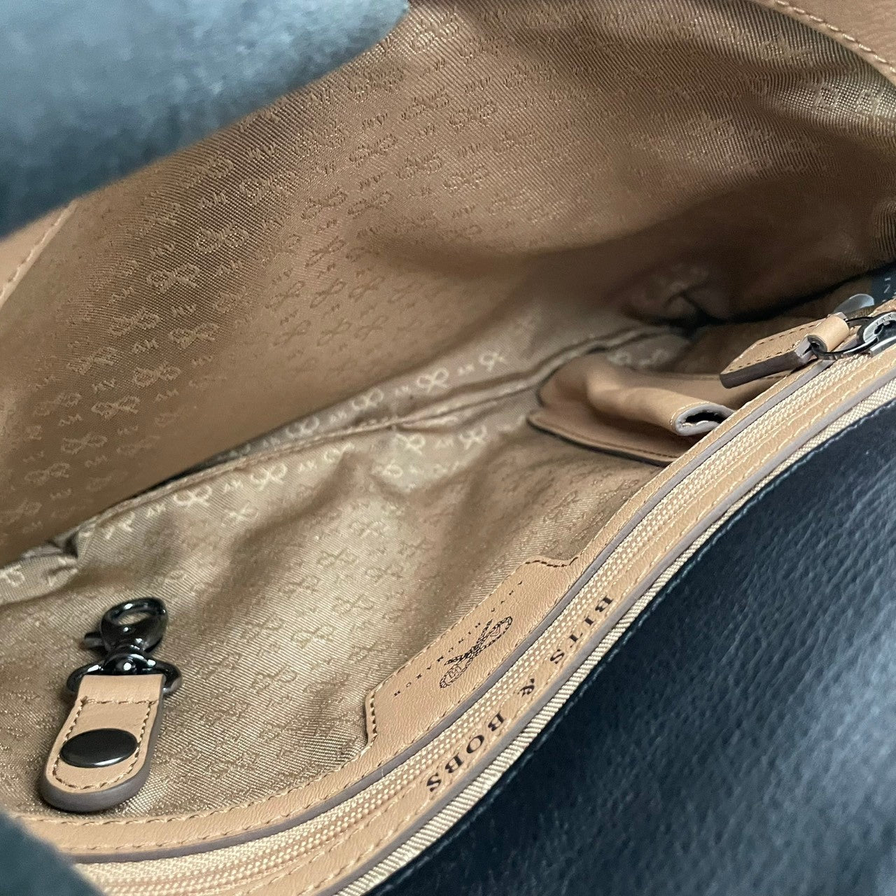 アニヤハインドマーチ ANYA HINDMARCH バッグ Carker カーカー シリーズ レザー ショルダーバッグ ハンドバッグ 手提げ 肩掛け 斜め掛け フラップ 本革 ベージュ系 ブラック バイカラー ガンメタル金具 S2