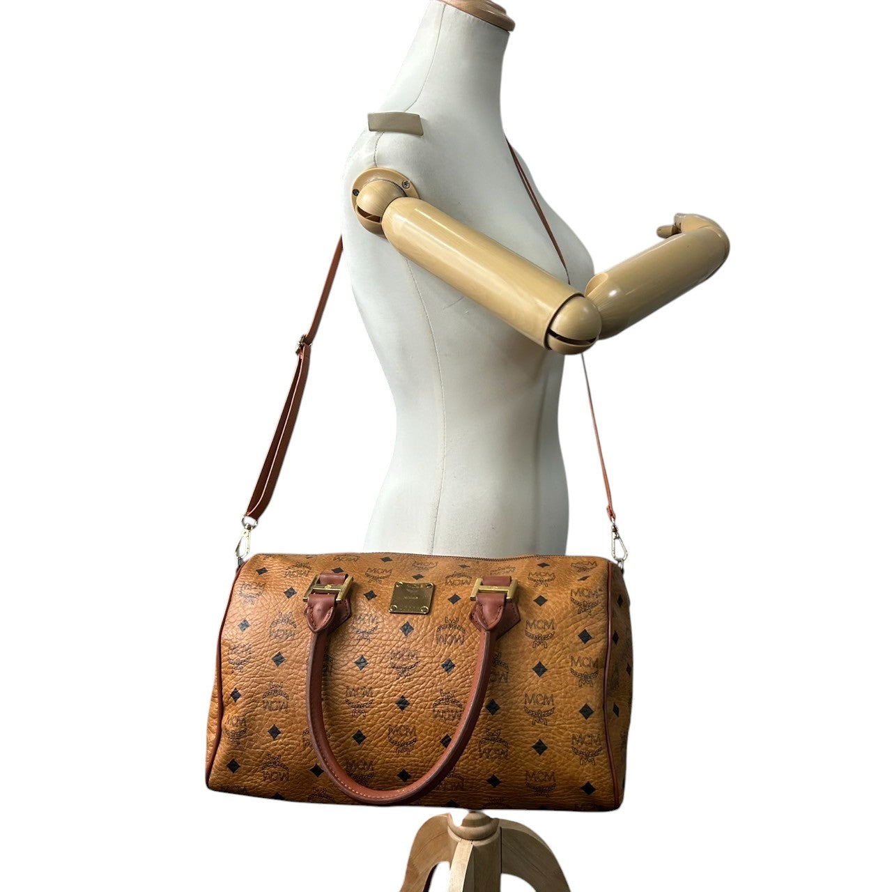 エムシーエム MCM ボストンバッグ ハンドバッグ ショルダーバッグ 2WAY ヴィセトス ロゴグラム 総柄 レザー 本革 ブラウン コニャック 斜め掛け可 肩掛け可 トラベル 旅行 レディース メンズ ユニセックス 鞄 カバン U