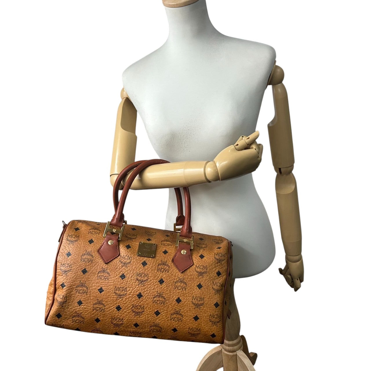 エムシーエム MCM ボストンバッグ ハンドバッグ ショルダーバッグ 2WAY ヴィセトス ロゴグラム 総柄 レザー 本革 ブラウン コニャック 斜め掛け可 肩掛け可 トラベル 旅行 レディース メンズ ユニセックス 鞄 カバン U