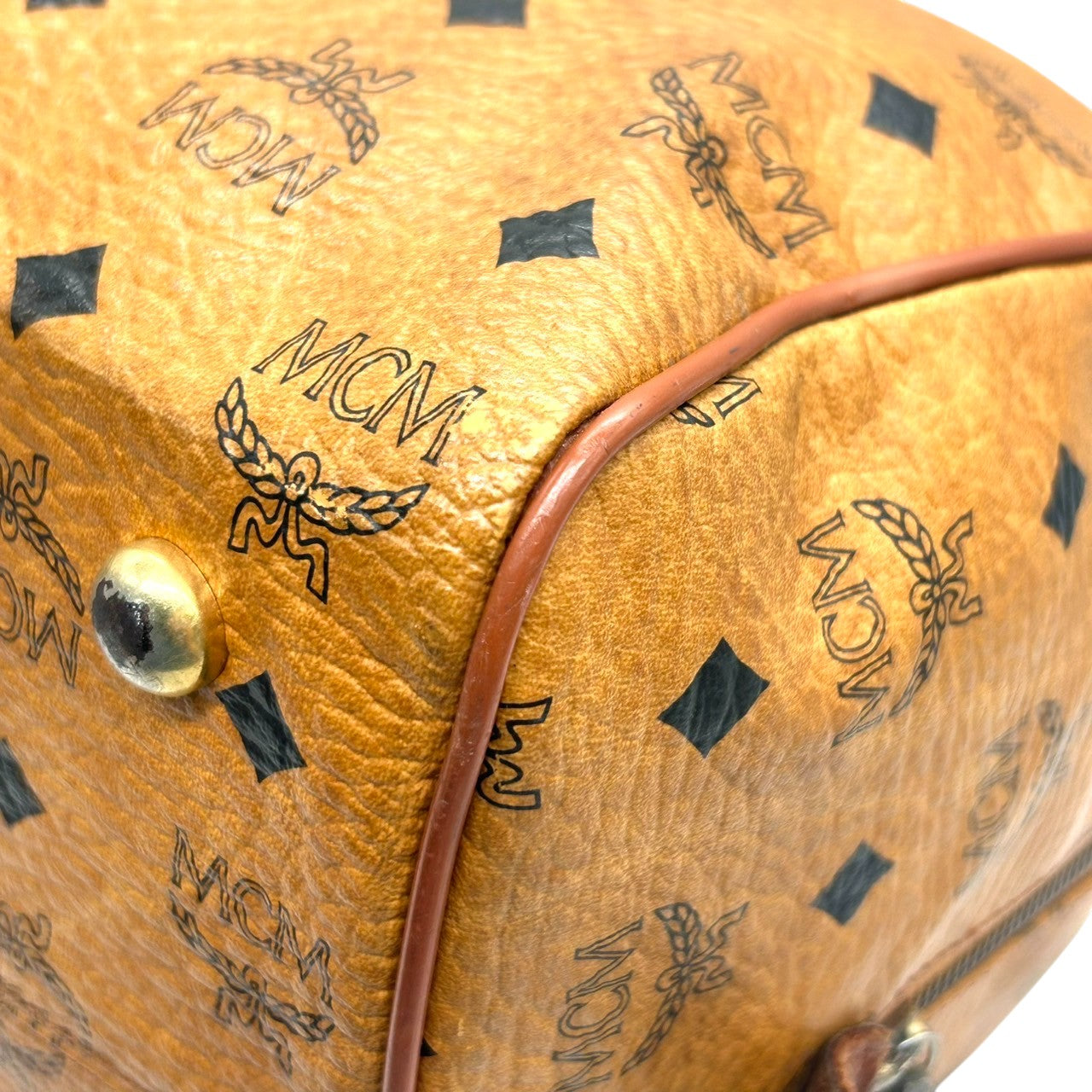 エムシーエム MCM ボストンバッグ ハンドバッグ ショルダーバッグ 2WAY ヴィセトス ロゴグラム 総柄 レザー 本革 ブラウン コニャック 斜め掛け可 肩掛け可 トラベル 旅行 レディース メンズ ユニセックス 鞄 カバン U