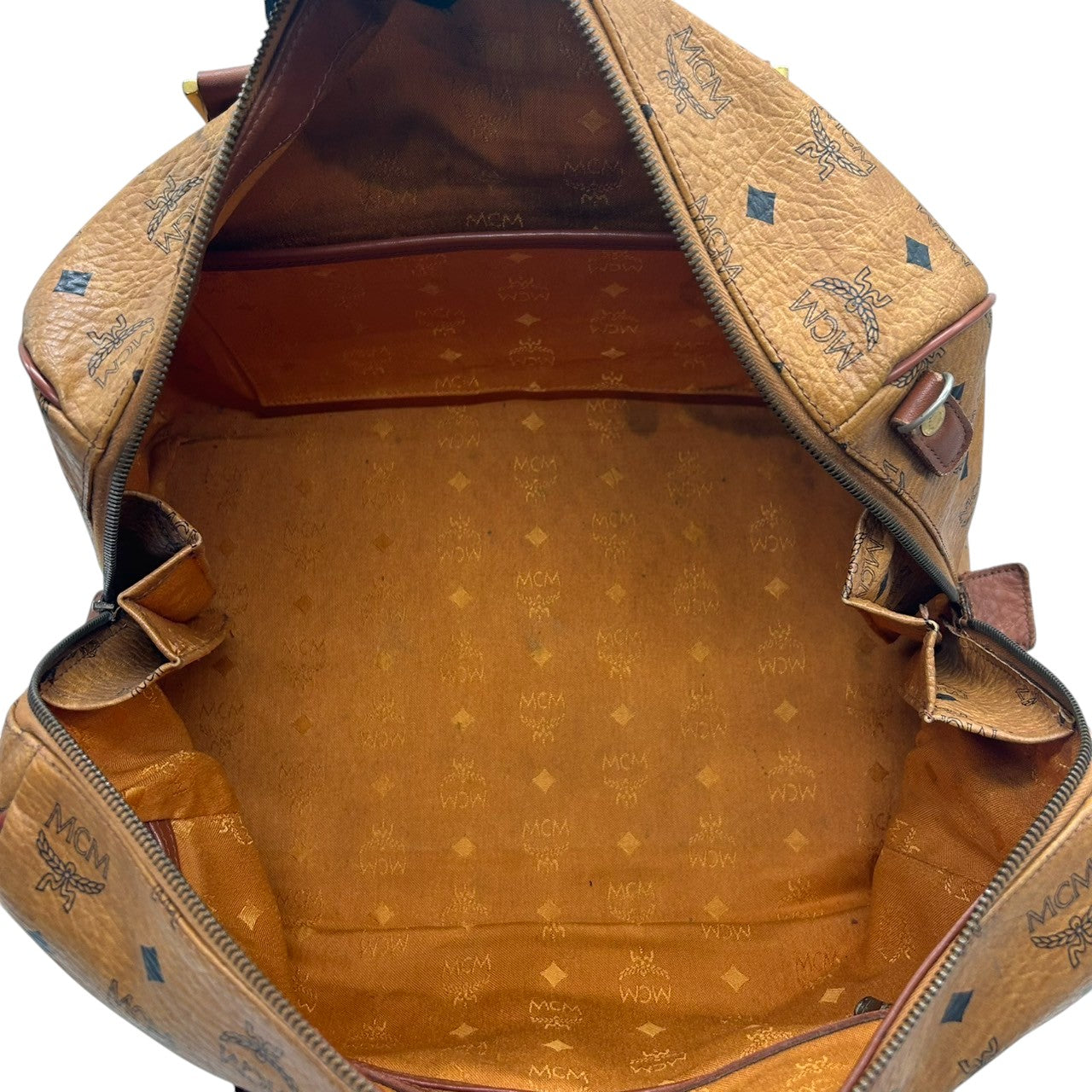 エムシーエム MCM ボストンバッグ ハンドバッグ ショルダーバッグ 2WAY ヴィセトス ロゴグラム 総柄 レザー 本革 ブラウン コニャック 斜め掛け可 肩掛け可 トラベル 旅行 レディース メンズ ユニセックス 鞄 カバン U