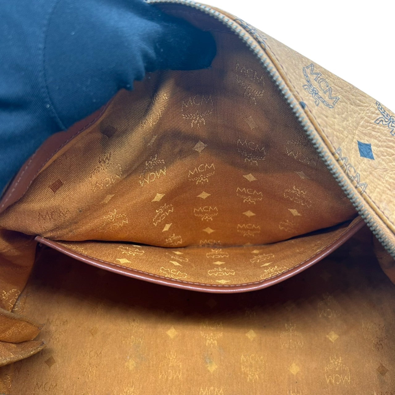 エムシーエム MCM ボストンバッグ ハンドバッグ ショルダーバッグ 2WAY ヴィセトス ロゴグラム 総柄 レザー 本革 ブラウン コニャック 斜め掛け可 肩掛け可 トラベル 旅行 レディース メンズ ユニセックス 鞄 カバン U