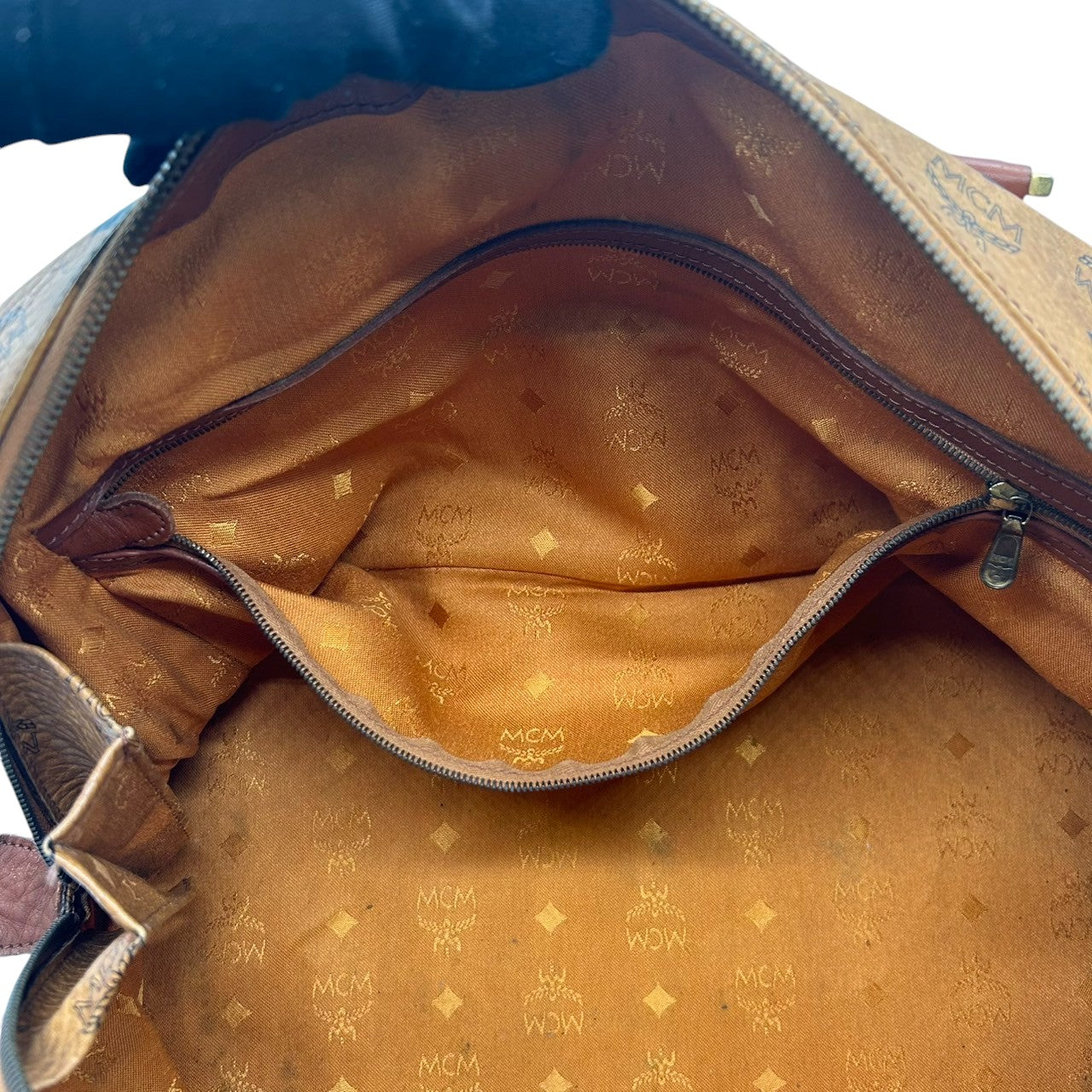 エムシーエム MCM ボストンバッグ ハンドバッグ ショルダーバッグ 2WAY ヴィセトス ロゴグラム 総柄 レザー 本革 ブラウン コニャック 斜め掛け可 肩掛け可 トラベル 旅行 レディース メンズ ユニセックス 鞄 カバン U