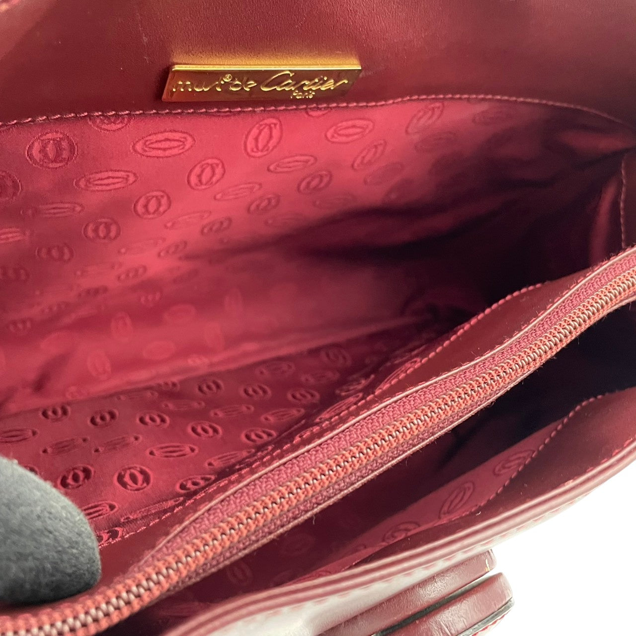 良品 カルティエ Cartier ショルダーバッグ レザー 本革 レッド 赤 ボルドー ゴールド金具 エレガント クラシック カジュアル お出かけ デート 普段使い 通勤 通学 トラベル ヴィンテージ ビンテージ レディース 斜め掛け可 肩掛け 鞄 S92