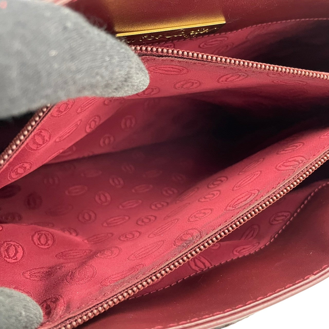 良品 カルティエ Cartier ショルダーバッグ レザー 本革 レッド 赤 ボルドー ゴールド金具 エレガント クラシック カジュアル お出かけ デート 普段使い 通勤 通学 トラベル ヴィンテージ ビンテージ レディース 斜め掛け可 肩掛け 鞄 S92