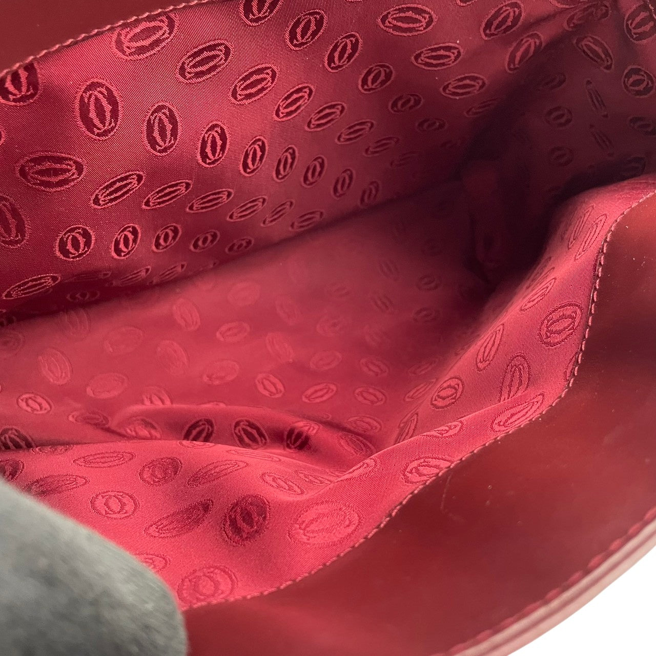 良品 カルティエ Cartier ショルダーバッグ レザー 本革 レッド 赤 ボルドー ゴールド金具 エレガント クラシック カジュアル お出かけ デート 普段使い 通勤 通学 トラベル ヴィンテージ ビンテージ レディース 斜め掛け可 肩掛け 鞄 S92