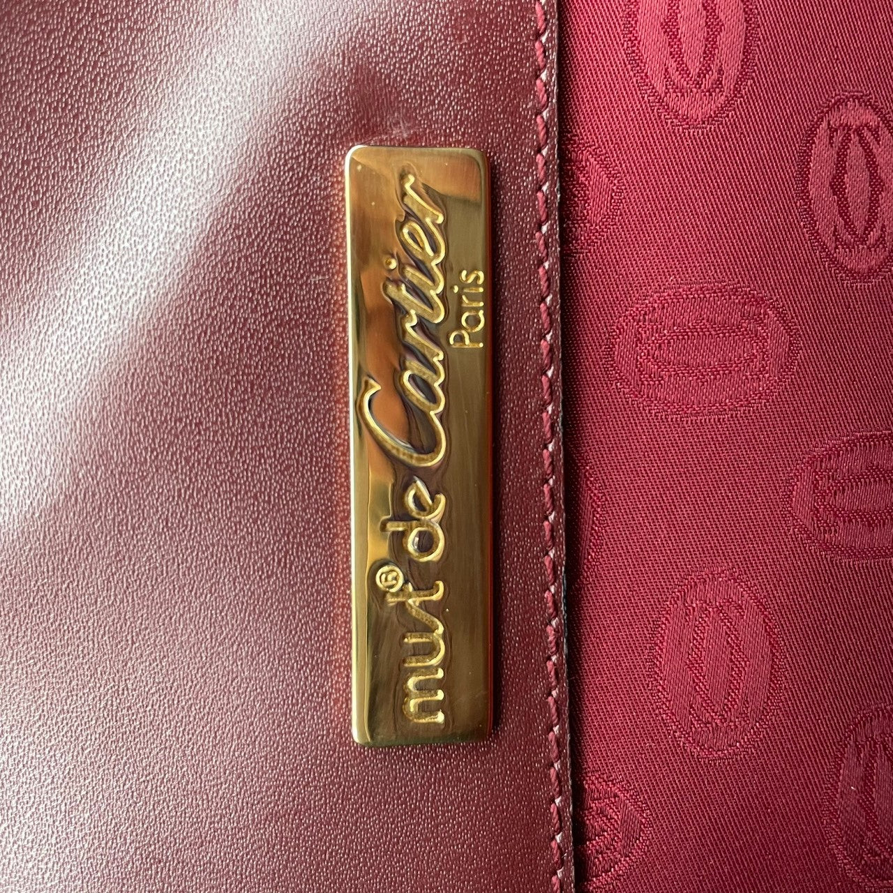 良品 カルティエ Cartier ショルダーバッグ レザー 本革 レッド 赤 ボルドー ゴールド金具 エレガント クラシック カジュアル お出かけ デート 普段使い 通勤 通学 トラベル ヴィンテージ ビンテージ レディース 斜め掛け可 肩掛け 鞄 S92