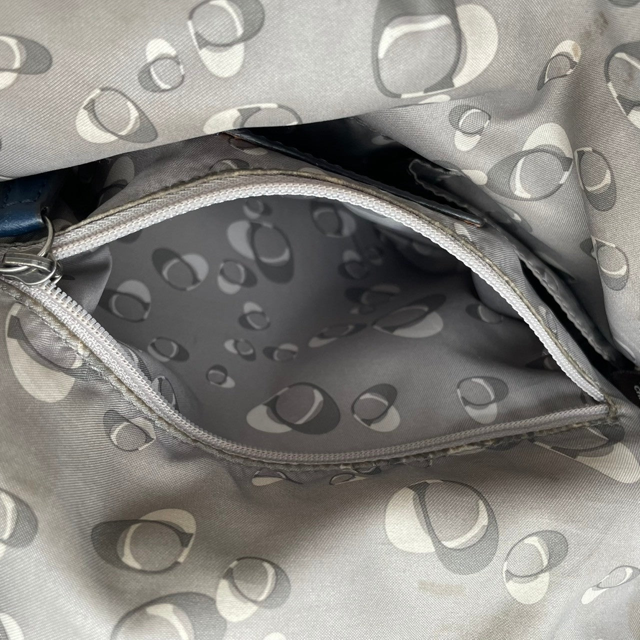 美品 コーチ COACH トートバッグ ハンドバッグ パテントレザー エナメル シグネチャー 型押し ネイビー 紺 エレガント クラシック カジュアル ビジネス お出かけ 普段使い 通勤 通学 トラベル 旅行 大容量 レディース 自立可 鞄 s86