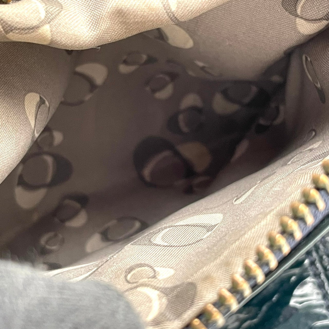 美品 コーチ COACH トートバッグ ハンドバッグ パテントレザー エナメル シグネチャー 型押し ネイビー 紺 エレガント クラシック カジュアル ビジネス お出かけ 普段使い 通勤 通学 トラベル 旅行 大容量 レディース 自立可 鞄 s86