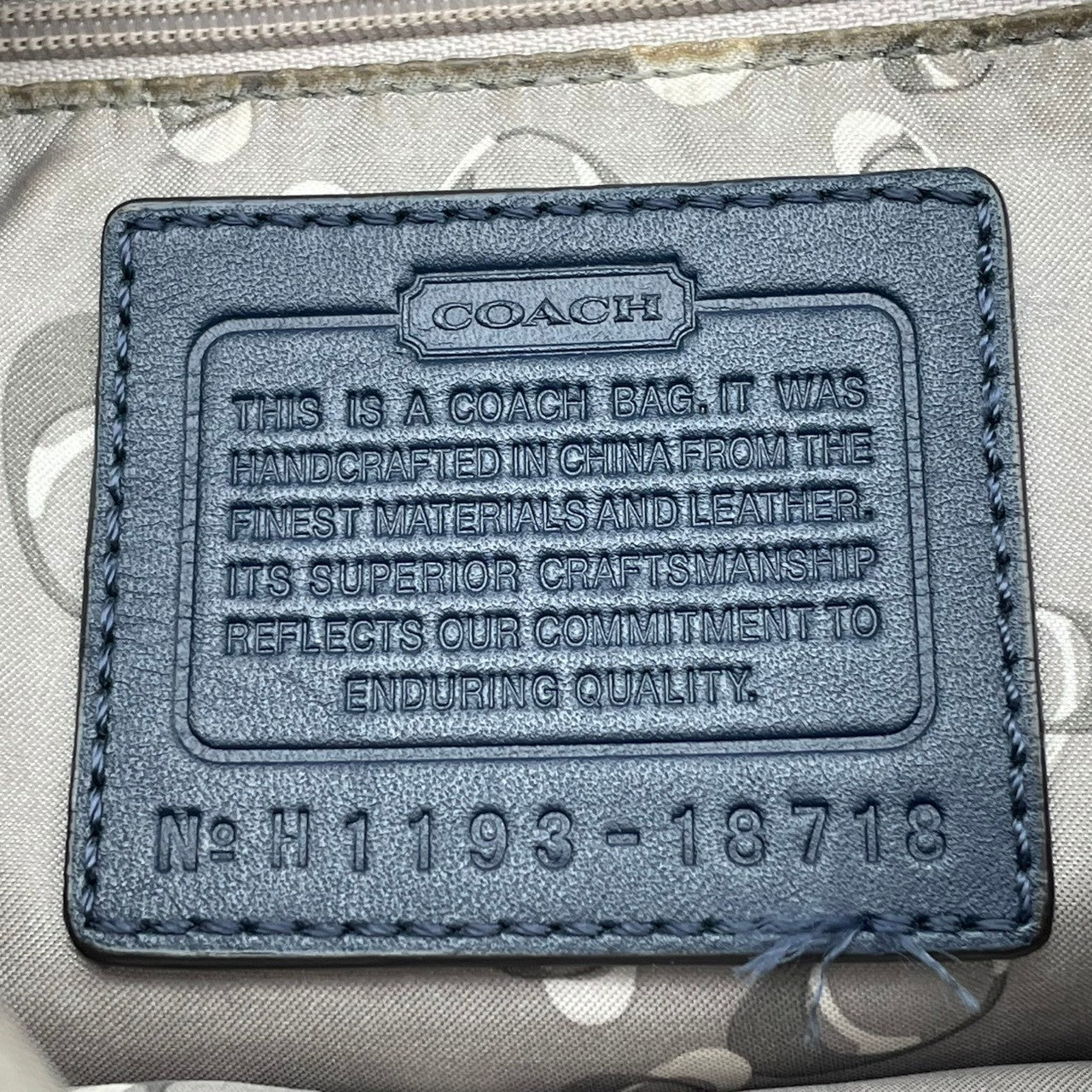 美品 コーチ COACH トートバッグ ハンドバッグ パテントレザー エナメル シグネチャー 型押し ネイビー 紺 エレガント クラシック カジュアル ビジネス お出かけ 普段使い 通勤 通学 トラベル 旅行 大容量 レディース 自立可 鞄 s86