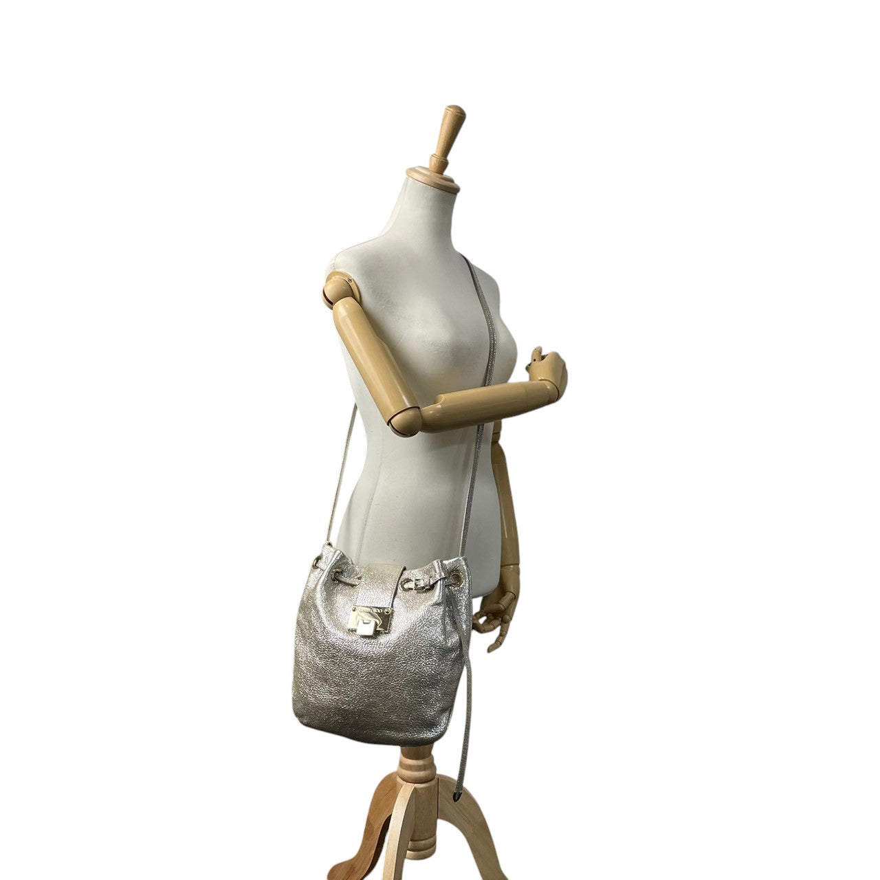 美品 ジミーチュウ JIMMY CHOO ショルダーバッグ ポシェット スタースタッズ レザー 本革 シルバー 銀色 メタリック エレガント クラシック カジュアル お出かけ デート 旅行 トラベル レディース 斜め掛け可 肩掛け スリム 鞄 s86