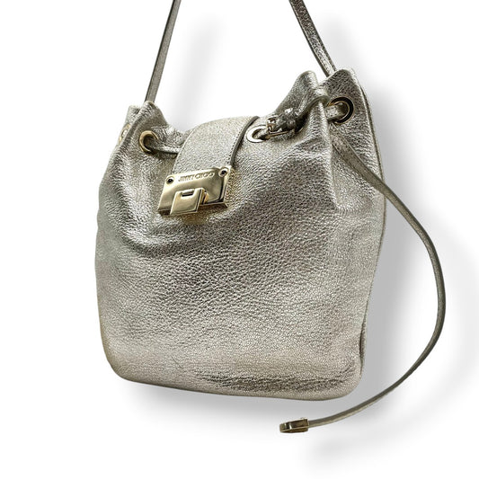 美品 ジミーチュウ JIMMY CHOO ショルダーバッグ ポシェット スタースタッズ レザー 本革 シルバー 銀色 メタリック エレガント クラシック カジュアル お出かけ デート 旅行 トラベル レディース 斜め掛け可 肩掛け スリム 鞄 s86