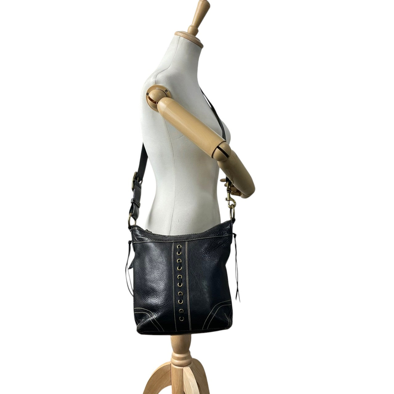 【美品】コーチ COACH ショルダーバッグ レザー 本革 ブラック 黒 ゴールド金具 ロゴ 刻印 チャーム レディース エレガント クラシック カジュアル お出かけ 旅行 通勤 通学 鞄 カバン 高級感 10399 斜め掛け可 ビンテージ感 S79
