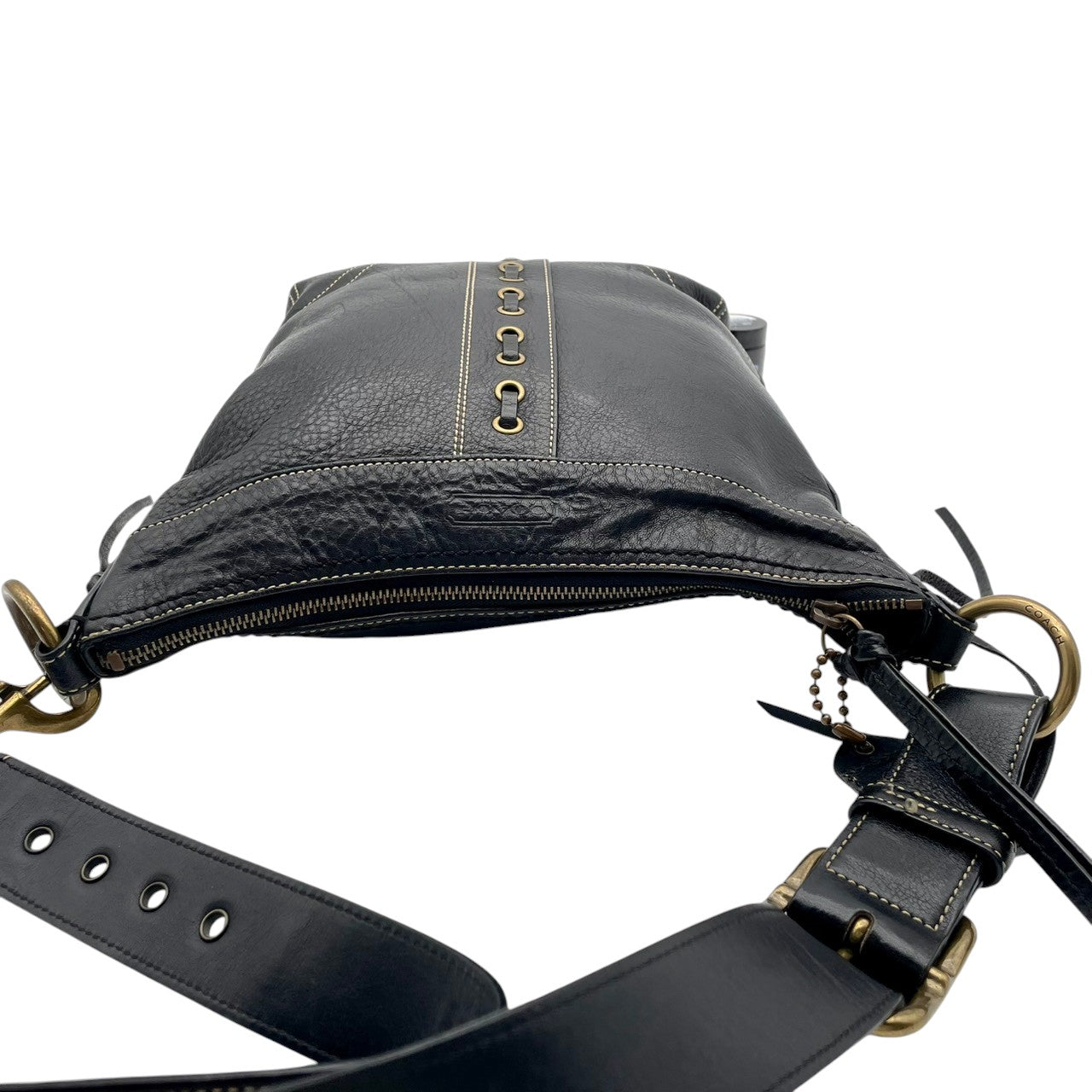 【美品】コーチ COACH ショルダーバッグ レザー 本革 ブラック 黒 ゴールド金具 ロゴ 刻印 チャーム レディース エレガント クラシック カジュアル お出かけ 旅行 通勤 通学 鞄 カバン 高級感 10399 斜め掛け可 ビンテージ感 S79