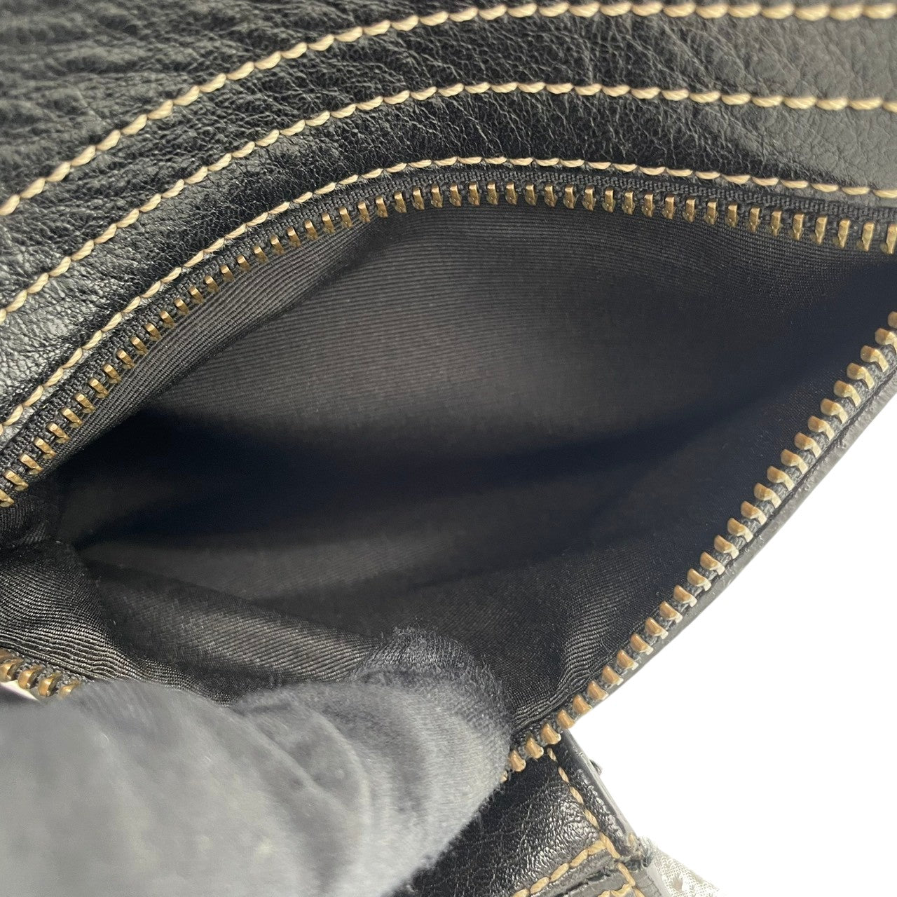【美品】コーチ COACH ショルダーバッグ レザー 本革 ブラック 黒 ゴールド金具 ロゴ 刻印 チャーム レディース エレガント クラシック カジュアル お出かけ 旅行 通勤 通学 鞄 カバン 高級感 10399 斜め掛け可 ビンテージ感 S79