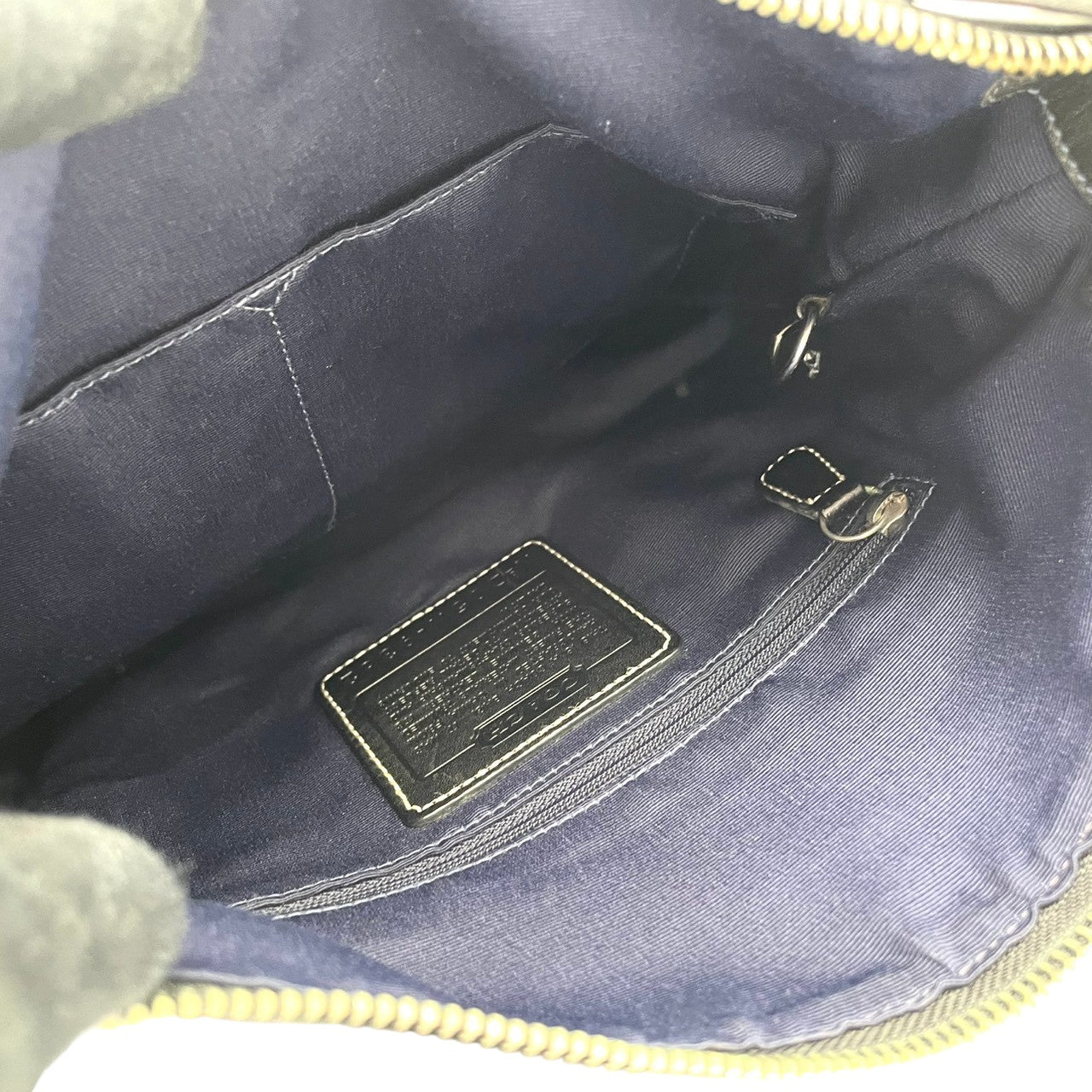 【美品】コーチ COACH ショルダーバッグ 斜め掛け可 シグネチャー キャンバス レザー ブラック 黒 ゴールド金具 9632 鞄 カバン レディース ロゴ チャーム エレガント 上品 モダン カジュアル デート ビンテージ感 クラシック S79