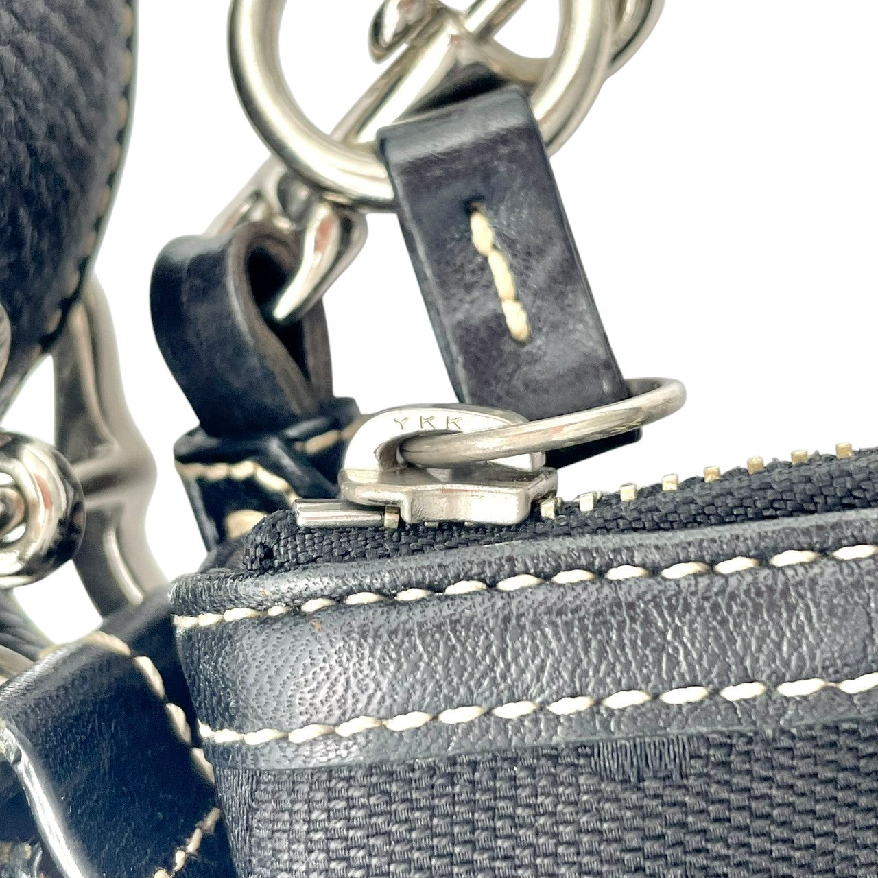 【美品】コーチ COACH ショルダーバッグ 斜め掛け可 シグネチャー キャンバス レザー ブラック 黒 ゴールド金具 9632 鞄 カバン レディース ロゴ チャーム エレガント 上品 モダン カジュアル デート ビンテージ感 クラシック S79