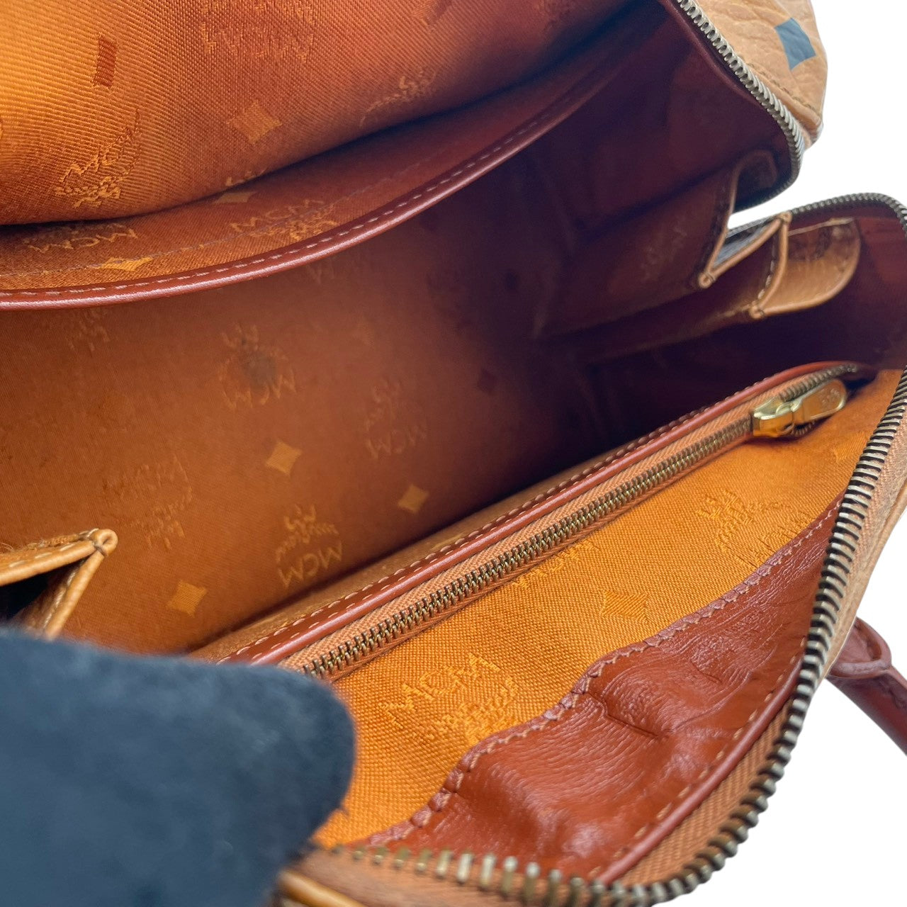 【美品】エムシーエム MCM ハンドバッグ ミニボストンバッグ ヴィセトス レザー 本革 ブラウン 茶色 総柄 ロゴ ビンテージ クラシック エレガント 華やか 上品 ボストン 鞄 手提げ 旅行 お出かけ ドイツ製 高級感 レディース 人気 定番 希少 S94