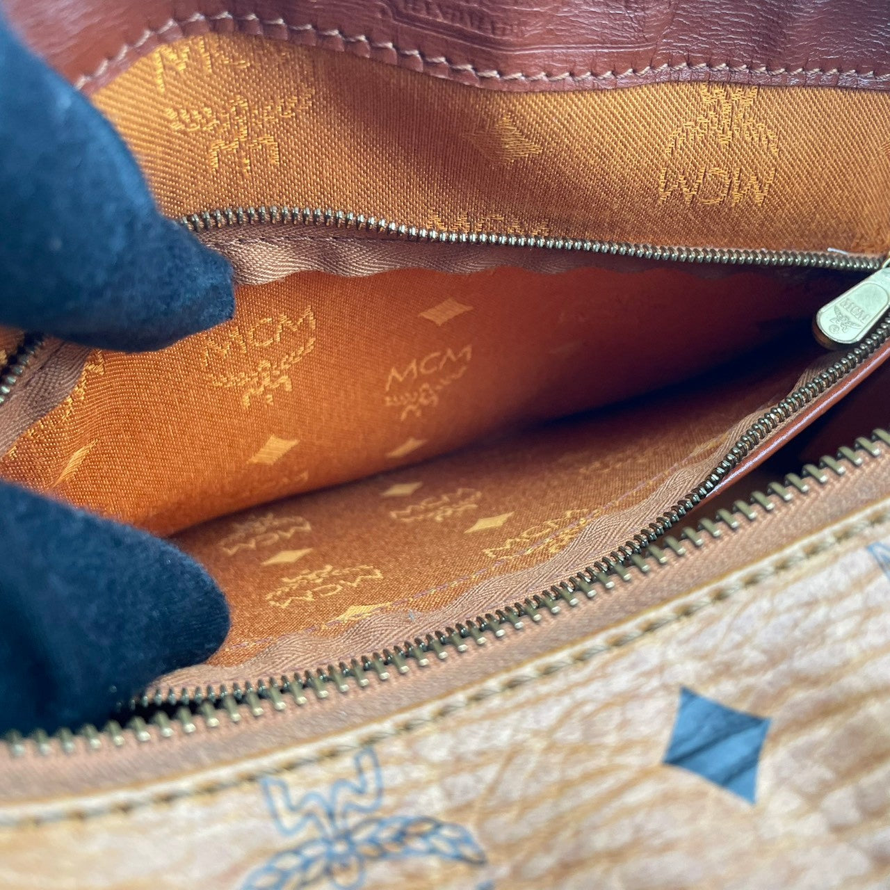 【美品】エムシーエム MCM ハンドバッグ ミニボストンバッグ ヴィセトス レザー 本革 ブラウン 茶色 総柄 ロゴ ビンテージ クラシック エレガント 華やか 上品 ボストン 鞄 手提げ 旅行 お出かけ ドイツ製 高級感 レディース 人気 定番 希少 S94