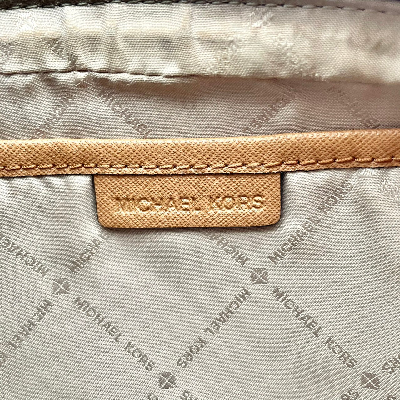 マイケルコース MICHAEL KORS ショルダーバッグ 斜め掛け可 肩掛け MKロゴ シグネチャー PVC レザー アイボリー ホワイト ベージュ ブラウン 茶色 総柄 ビンテージ クラシック エレガント 上品 スクエア 鞄 レディース 女子会 S85