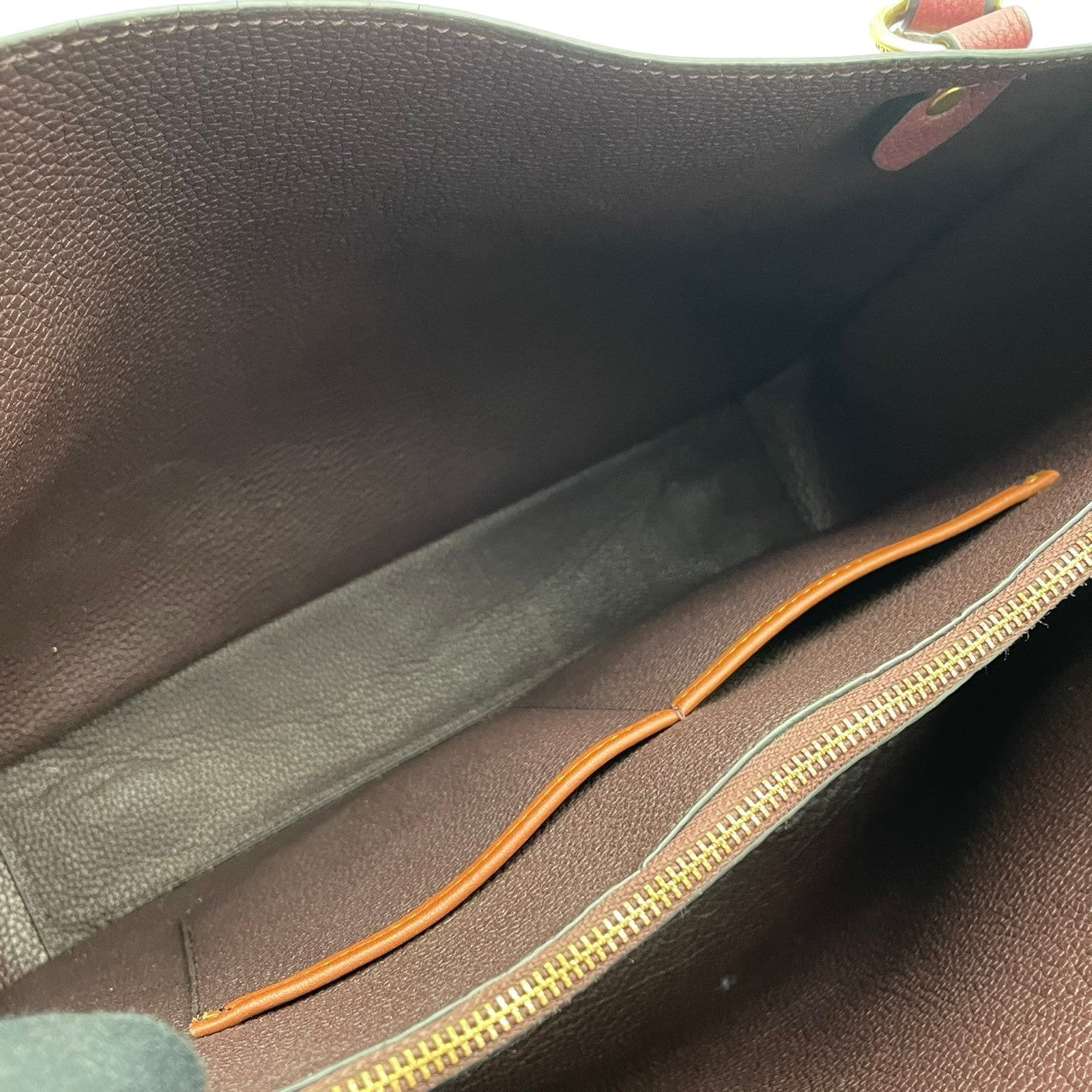 コーチ COACH トートバッグ ワンショルダーバッグ レザー 本革 レッド 赤 無地 ビンテージ クラシック エレガント 上品 鞄 肩掛け 手提げ 通勤 通学 A4収納可 自立可 シンプル 華やか ゴールド金具 チャーム付き ロゴ C3768 S87