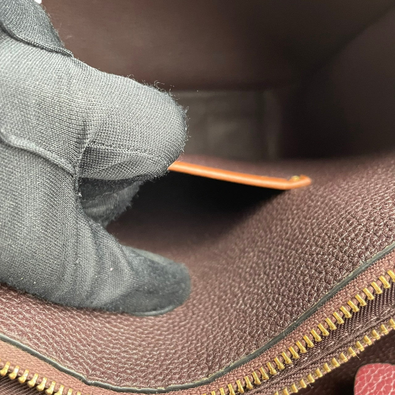 コーチ COACH トートバッグ ワンショルダーバッグ レザー 本革 レッド 赤 無地 ビンテージ クラシック エレガント 上品 鞄 肩掛け 手提げ 通勤 通学 A4収納可 自立可 シンプル 華やか ゴールド金具 チャーム付き ロゴ C3768 S87