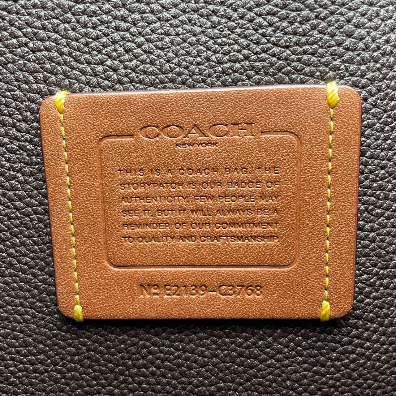 コーチ COACH トートバッグ ワンショルダーバッグ レザー 本革 レッド 赤 無地 ビンテージ クラシック エレガント 上品 鞄 肩掛け 手提げ 通勤 通学 A4収納可 自立可 シンプル 華やか ゴールド金具 チャーム付き ロゴ C3768 S87