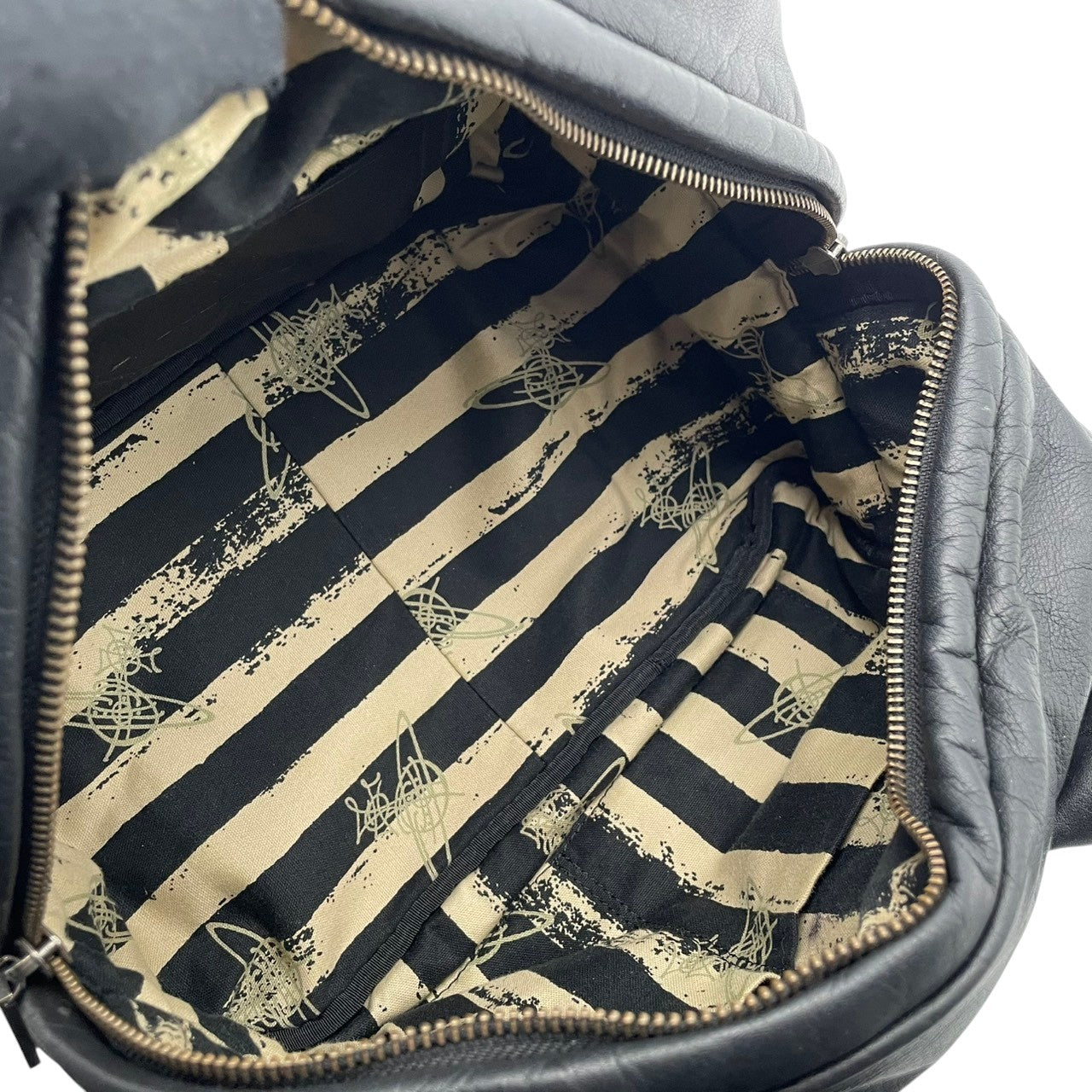 ヴィヴィアンウエストウッド Vivienne Westwood ハンドバッグ トートバッグ レザー 本革 ブラック 黒 無地 ビンテージ クラシック エレガント 上品 自立可 鞄 手提げ レディース ゴールド金具 オーブロゴ チャーム付 希少 S87