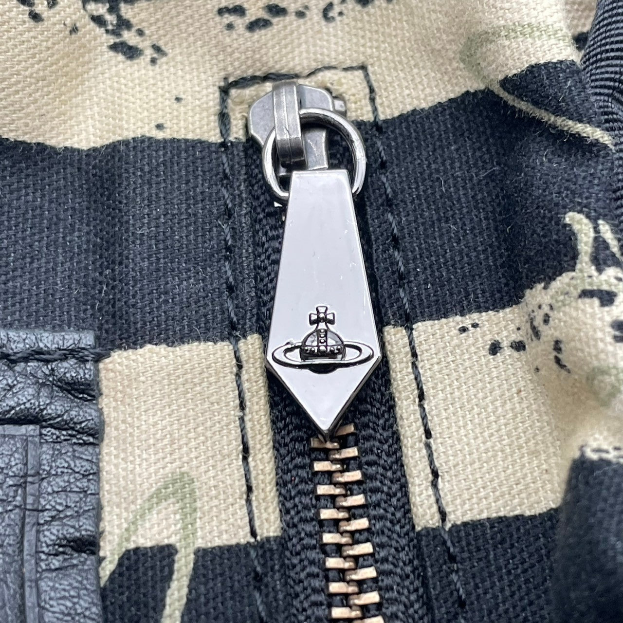 ヴィヴィアンウエストウッド Vivienne Westwood ハンドバッグ トートバッグ レザー 本革 ブラック 黒 無地 ビンテージ クラシック エレガント 上品 自立可 鞄 手提げ レディース ゴールド金具 オーブロゴ チャーム付 希少 S87