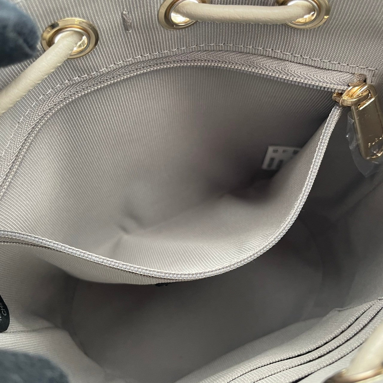 フルラ FURLA ハンドバッグ ショルダーバッグ 2WAY レザー 本革 ベージュ 無地 ビンテージ クラシック エレガント 上品 鞄 斜め掛け可 自立可 レディース 女子会 お出かけ 旅行 デイリー 華やか ゴールド金具 ロゴチャーム 希少 良品 S87