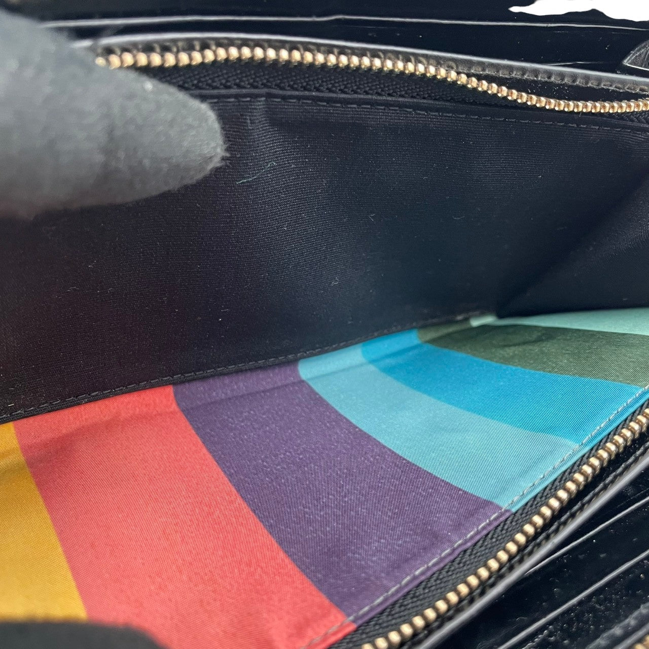 ポールスミス Paul Smith 長財布 ラウンドファスナー ロングウォレット レザー 本革 ブラック 黒 マルチストライプ マルチカラー ビンテージ クラシック エレガント 上品 メンズ レディース ユニセックス 贈り物 人気 定番 高級感 m3