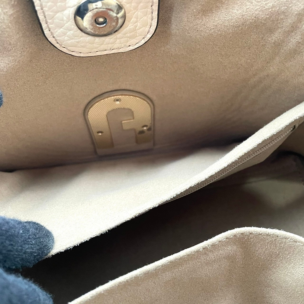 フルラ FURLA ハンドバッグ ショルダーバッグ 2WAY レザー 本革 ベージュ 無地 ビンテージ クラシック エレガント 上品 鞄 斜め掛け可 自立可 A4収納可 通勤 通学 大容量 レディース お出かけ 旅行 デイリー 良品 S91